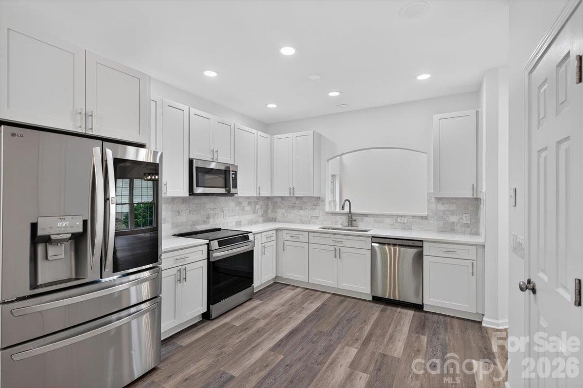 2536 Thornfield Road Property Photo 3