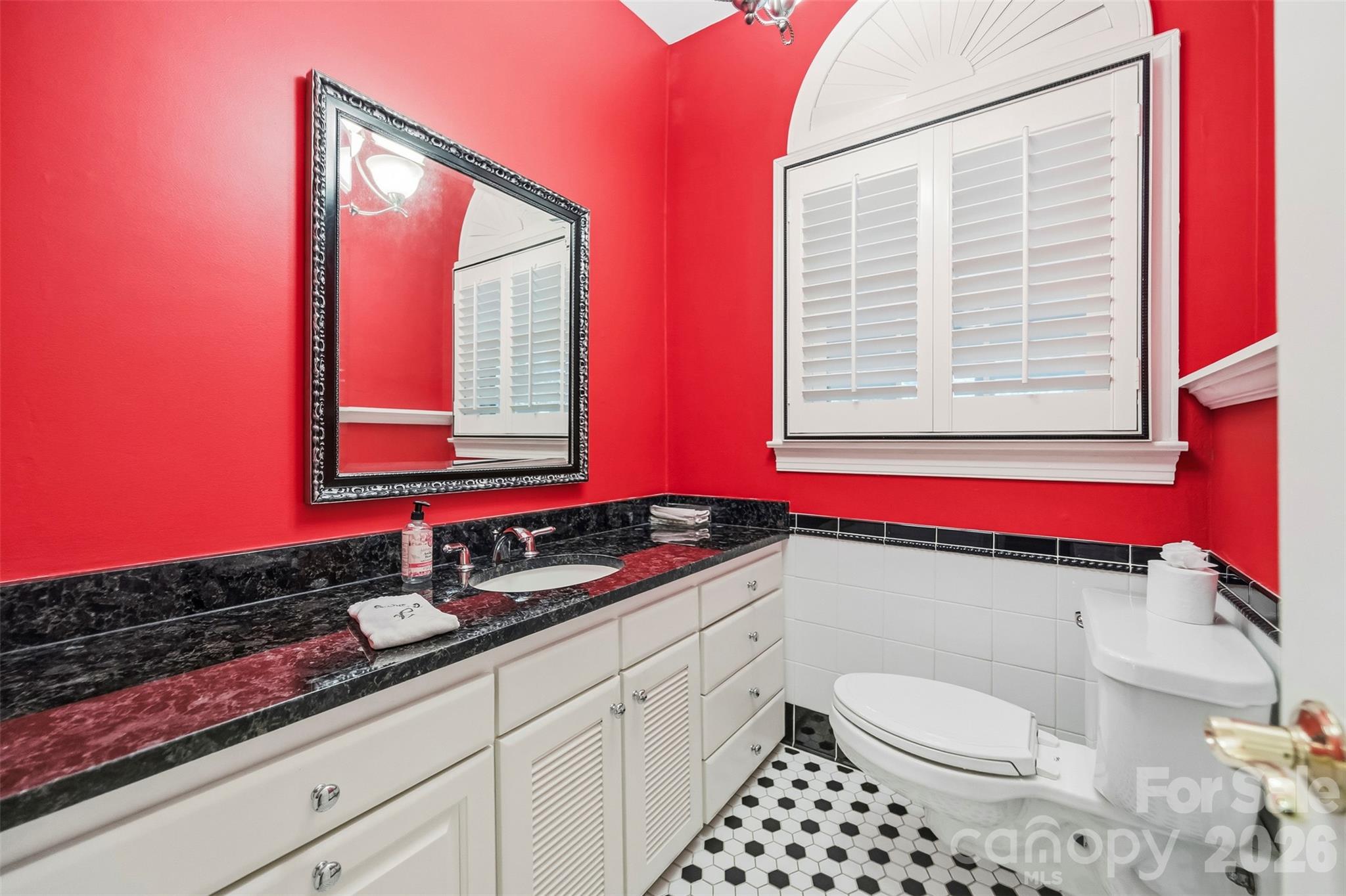 525 East Street Property Photo 9