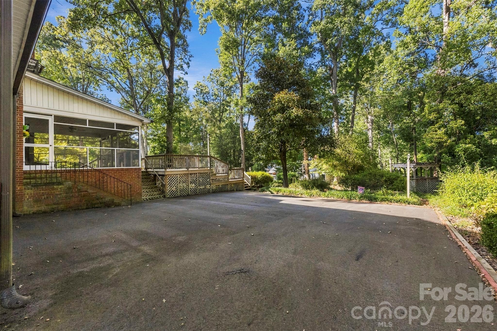 525 East Street Property Photo 40