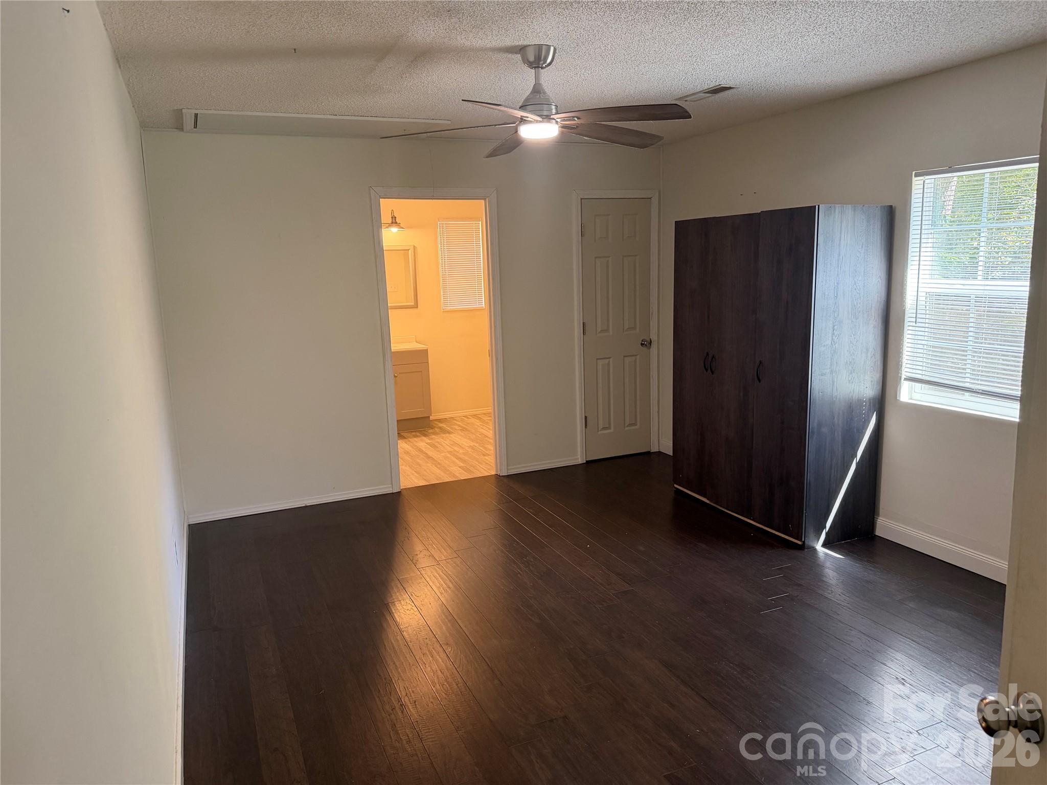 104 E Clairborne Street Property Photo 6