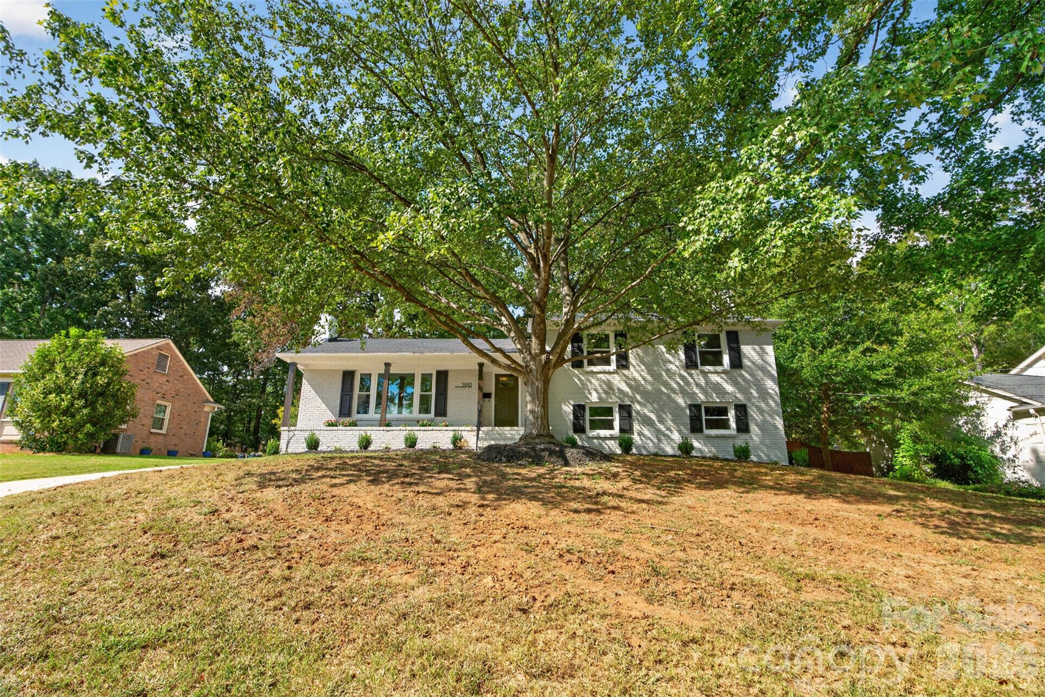 3918 Rhodes Avenue Property Photo 2