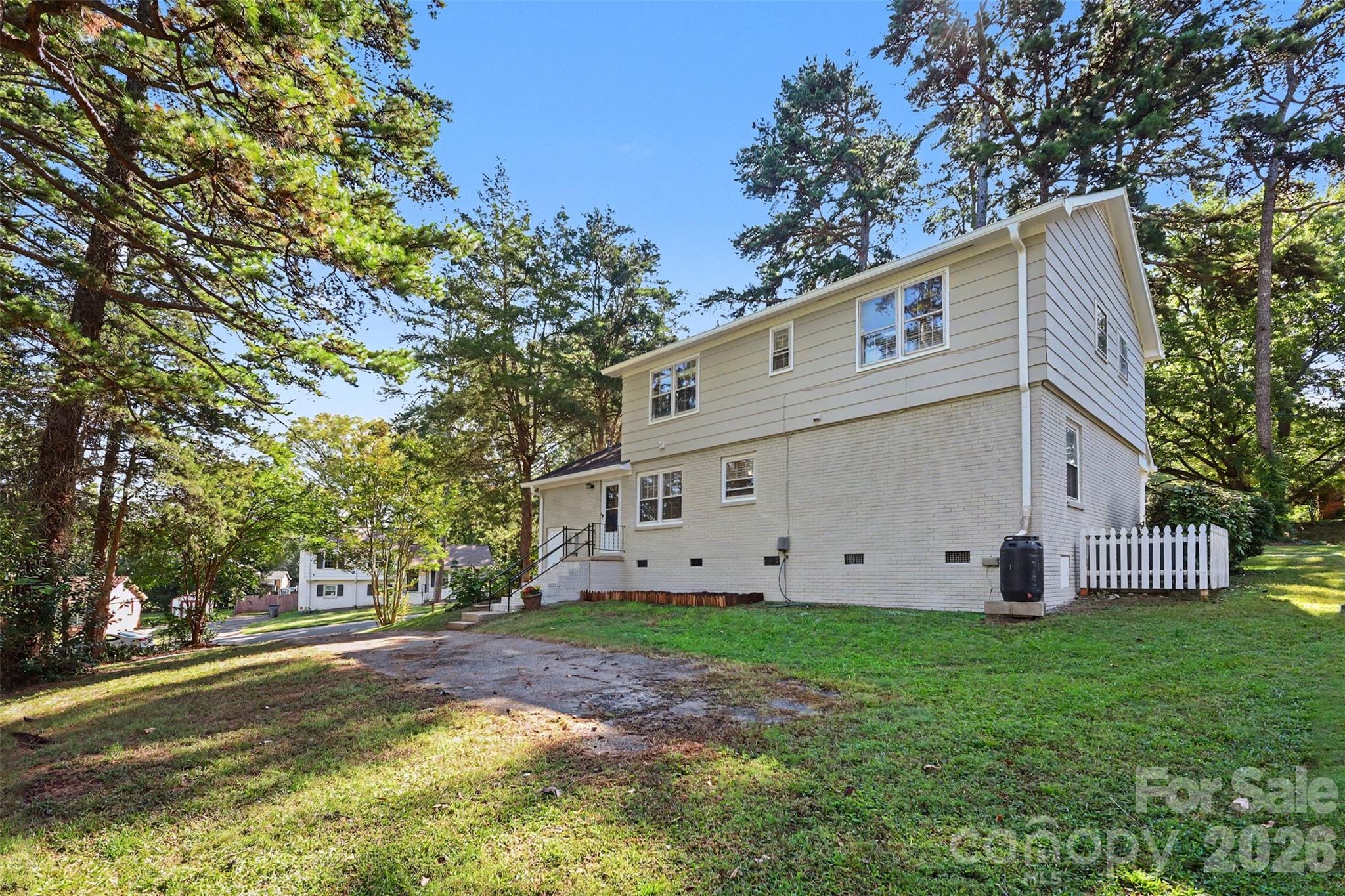 833 Archdale Drive Property Photo 4