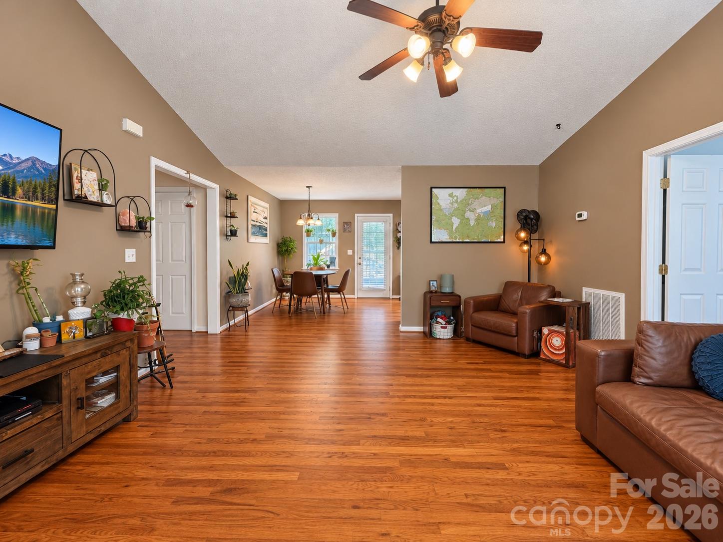 1128 Beagle Run Property Photo 3