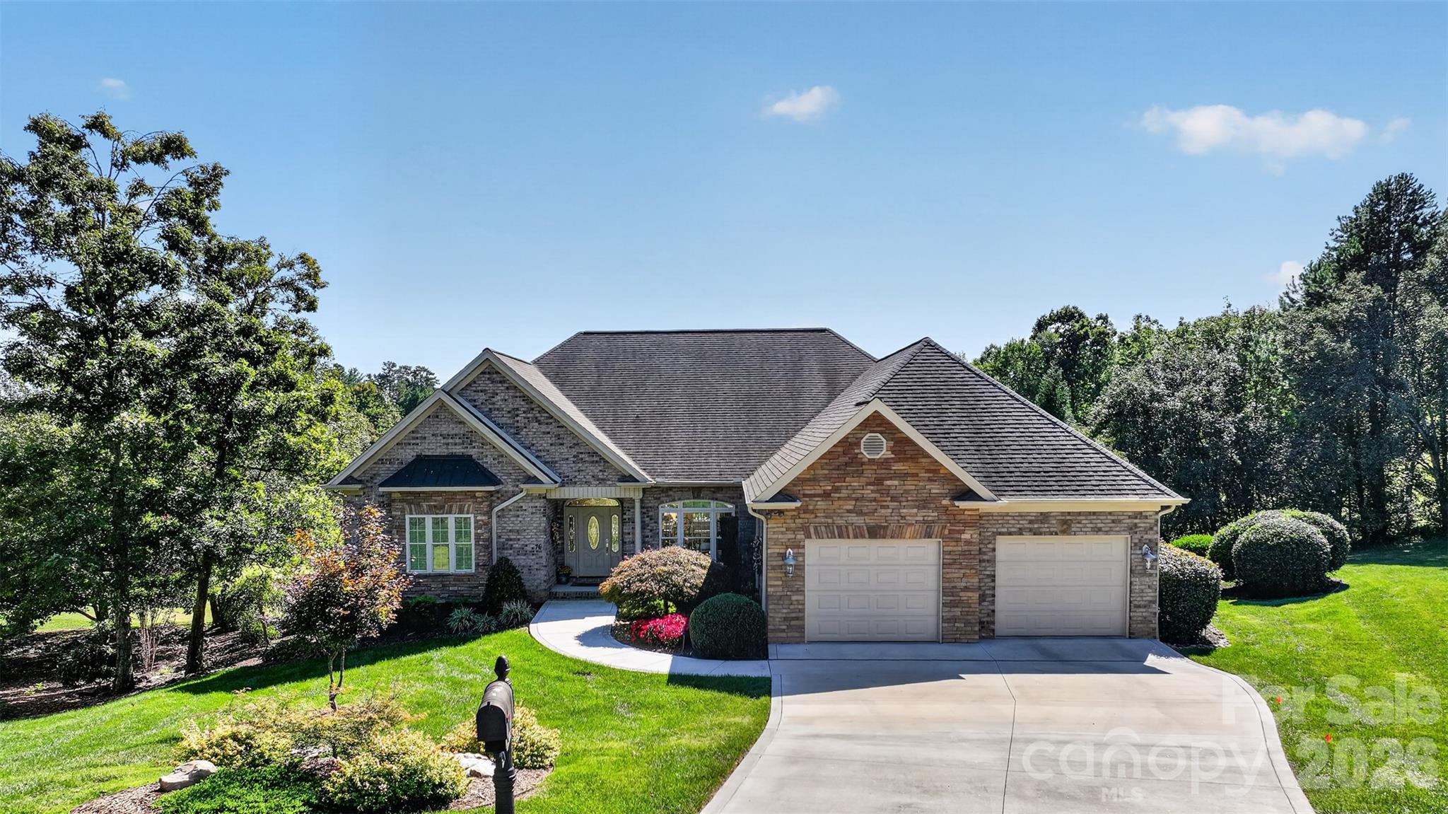 76 Divot Court Property Photo 4