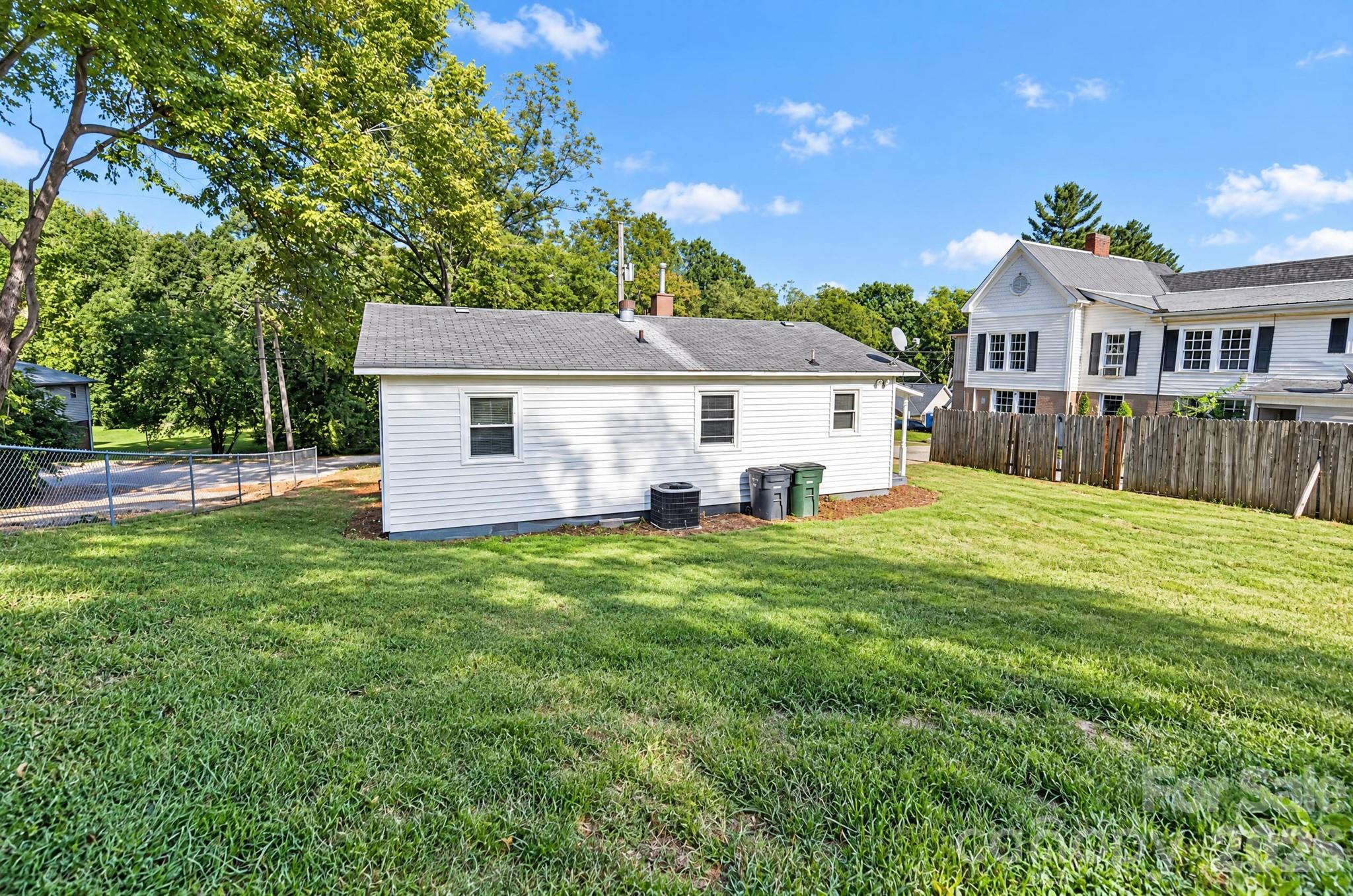 301 Houston Street Property Photo 23