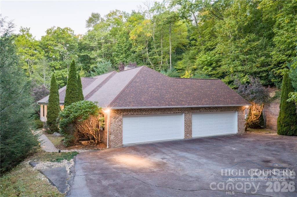 560 Greystone Drive Property Photo 3