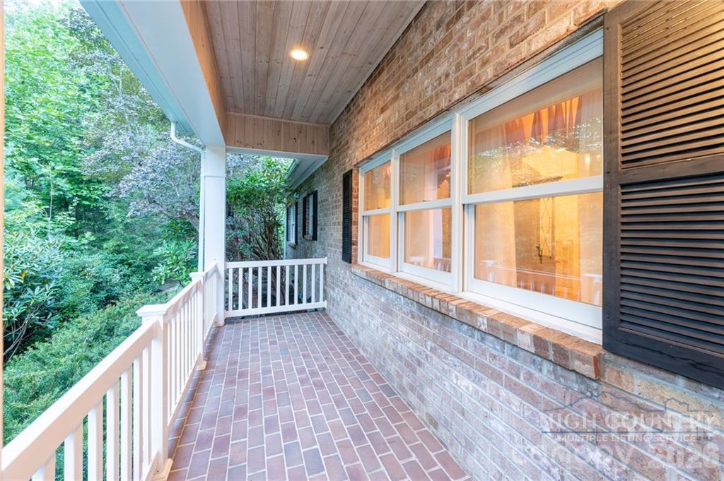 560 Greystone Drive Property Photo 8