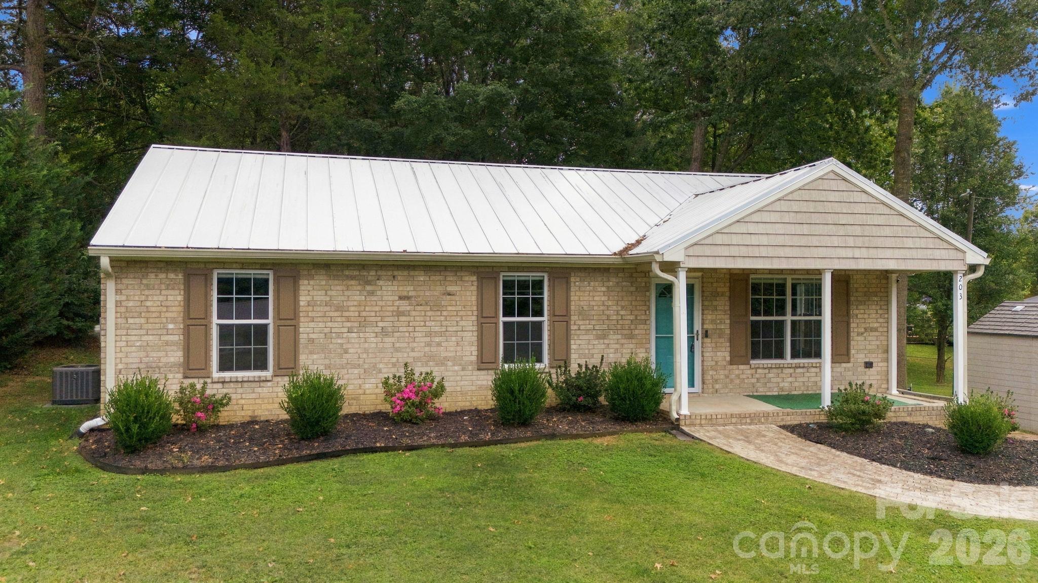 203 Crestview Drive Property Photo 2