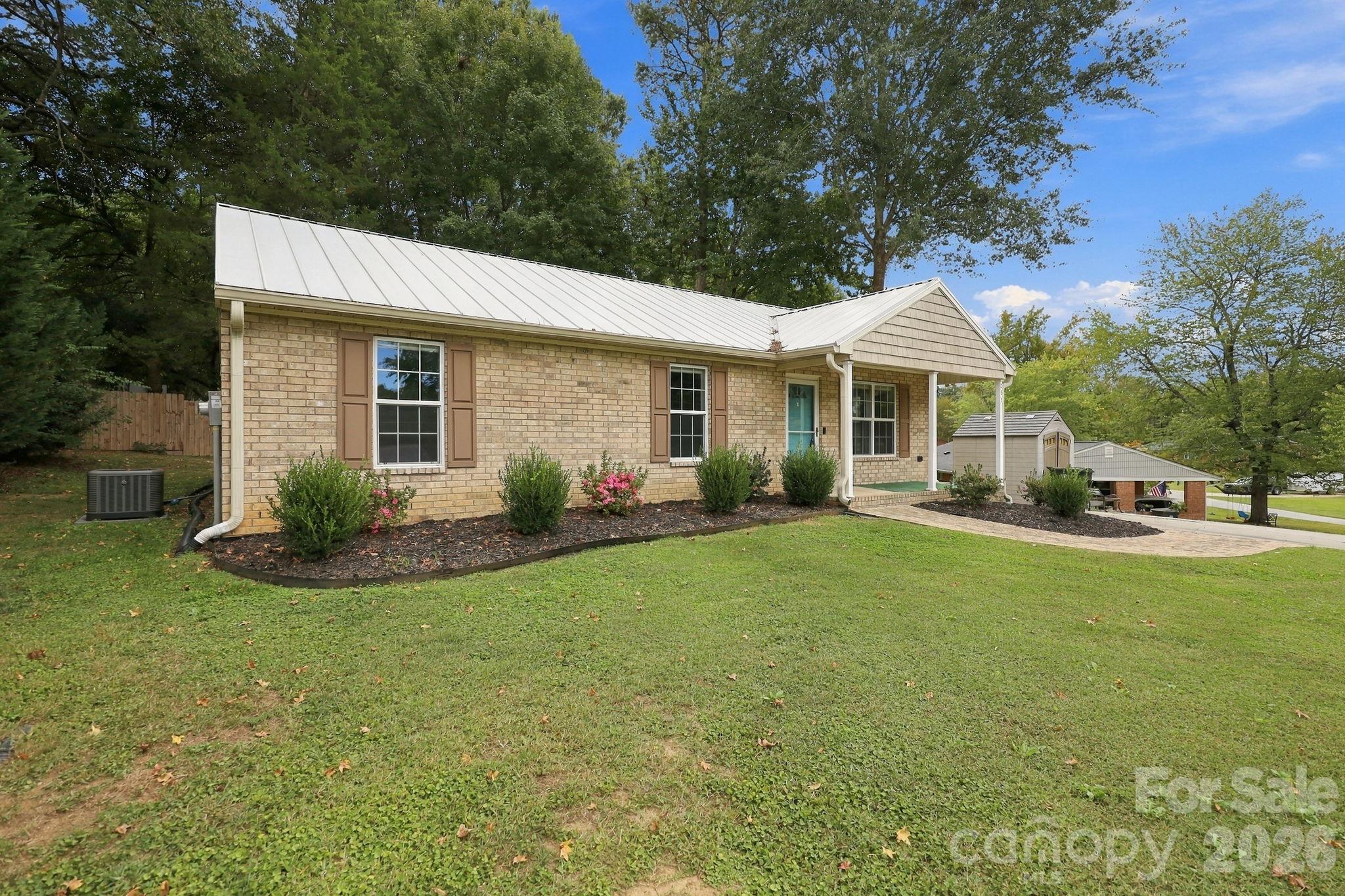 203 Crestview Drive Property Photo 4