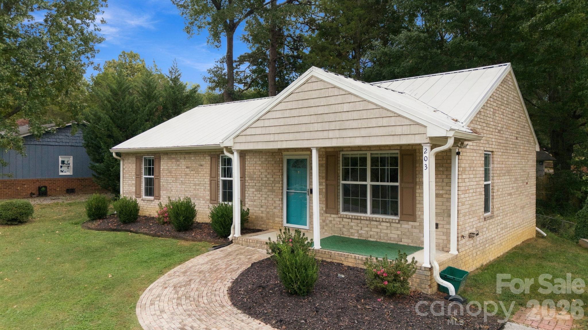203 Crestview Drive Property Photo 4
