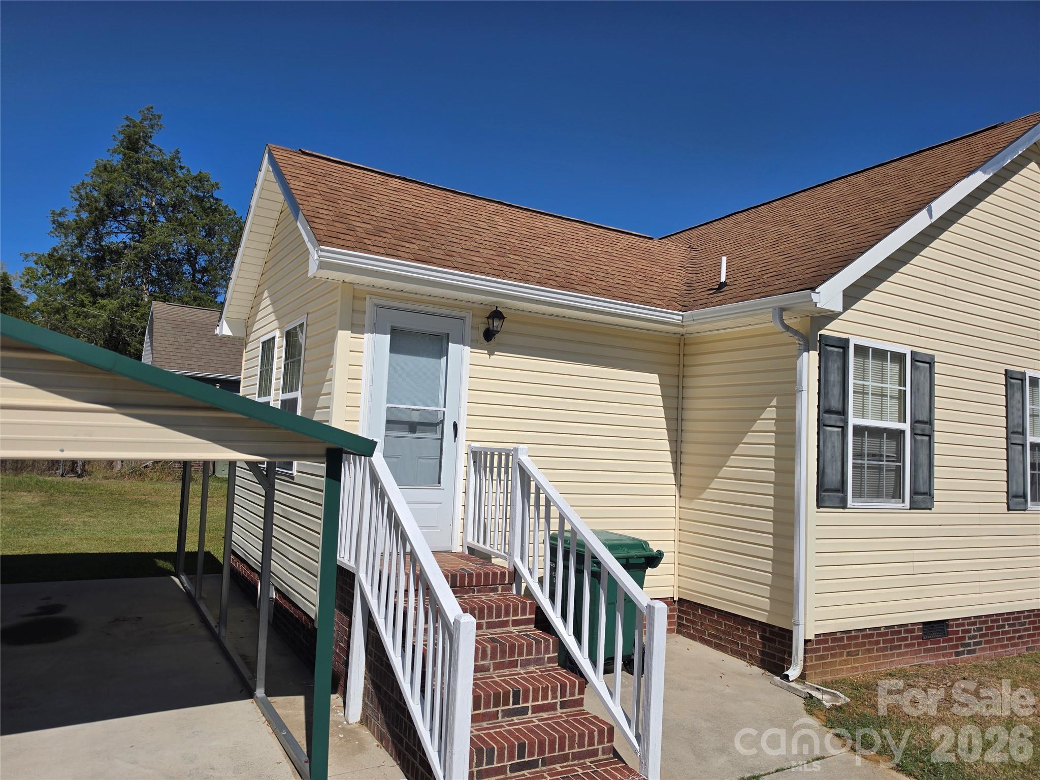 218 Center Street Property Photo 4