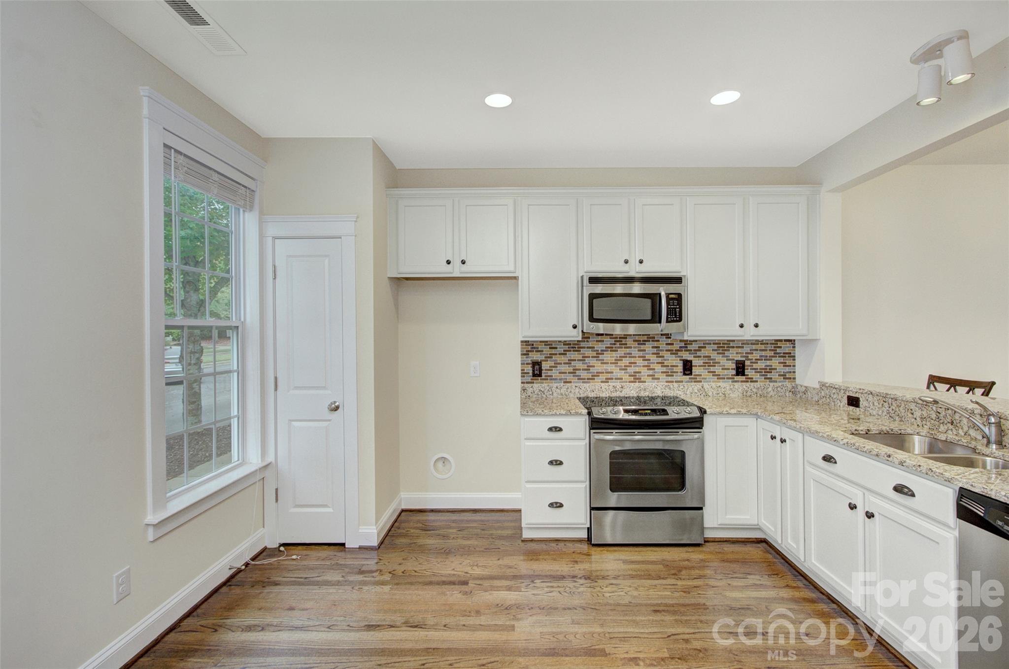 1023 White Point Drive Property Photo 11
