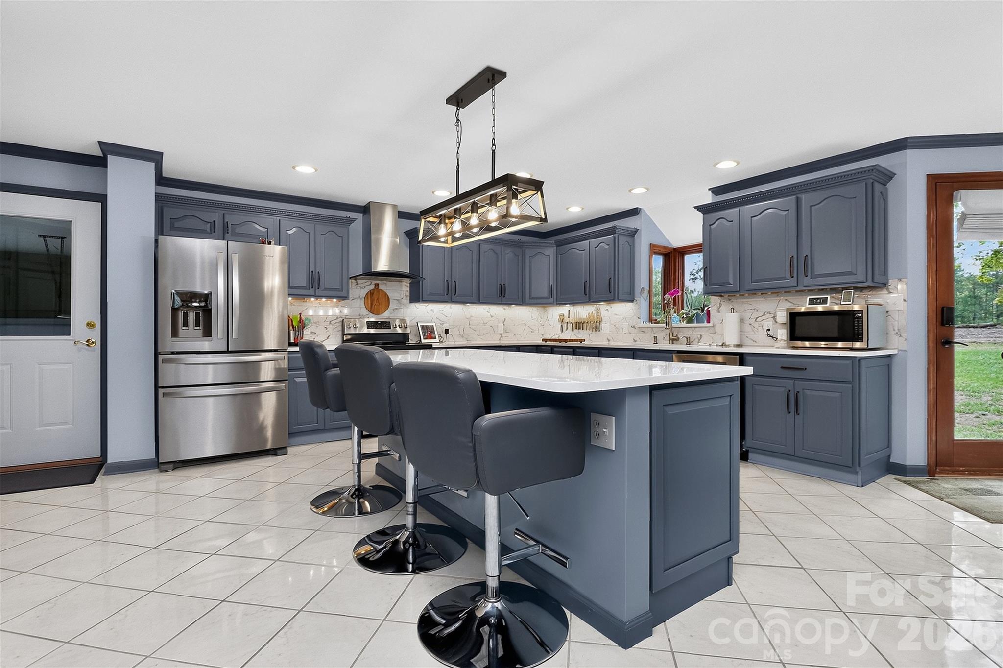 525 Shoreline Drive Property Photo 1