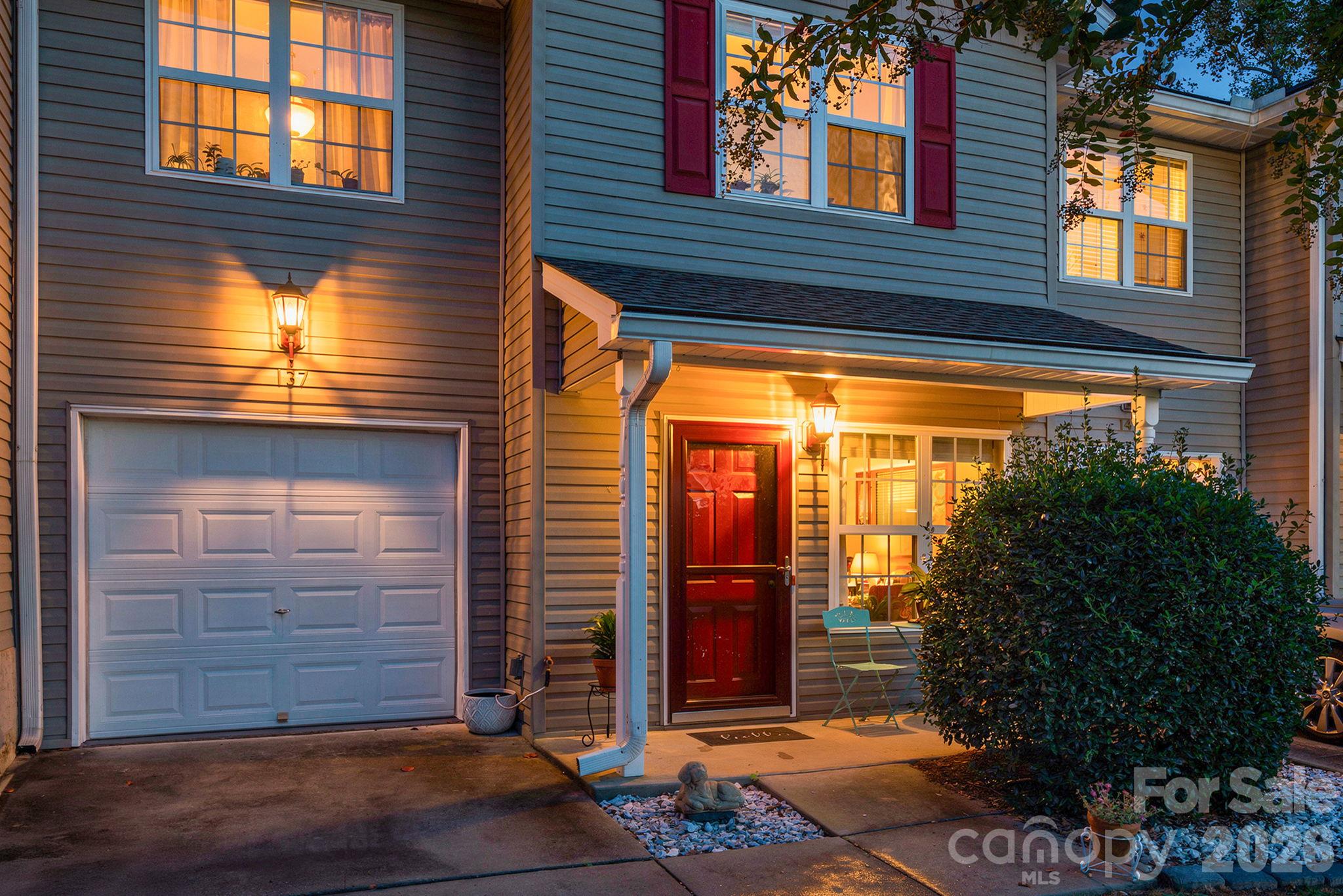 137 Wiltshire Circle Property Photo 1