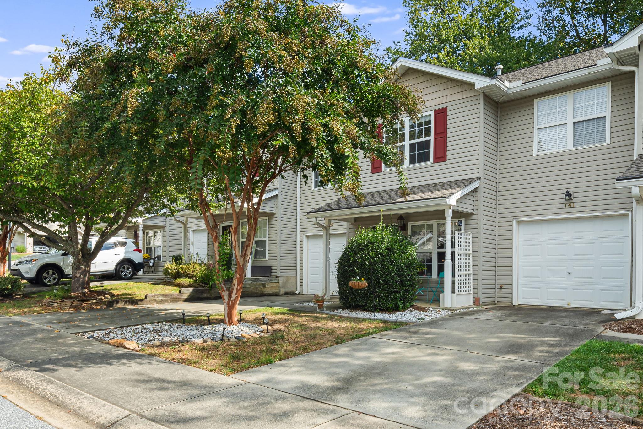 137 Wiltshire Circle Property Photo 2
