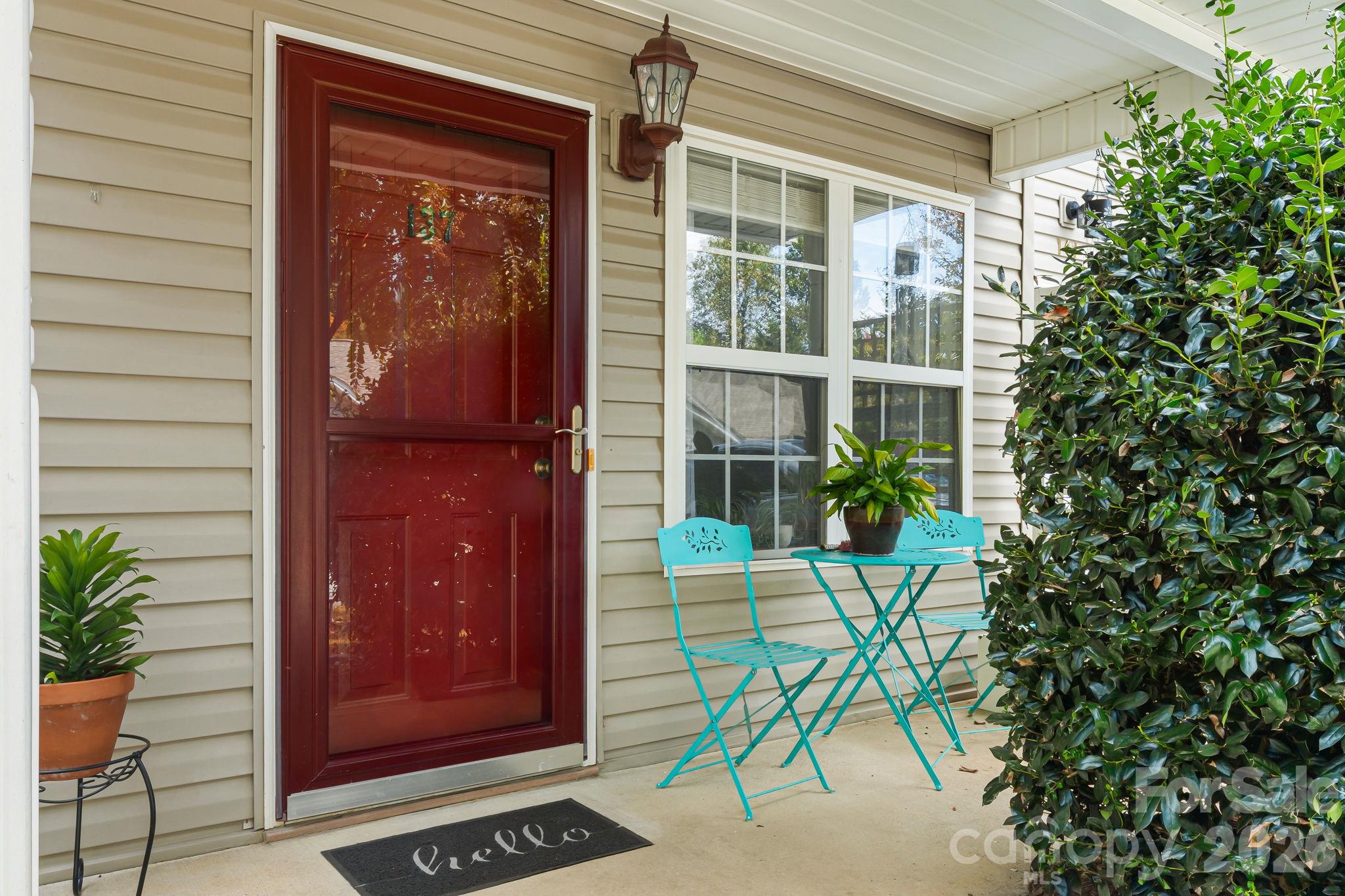 137 Wiltshire Circle Property Photo 4