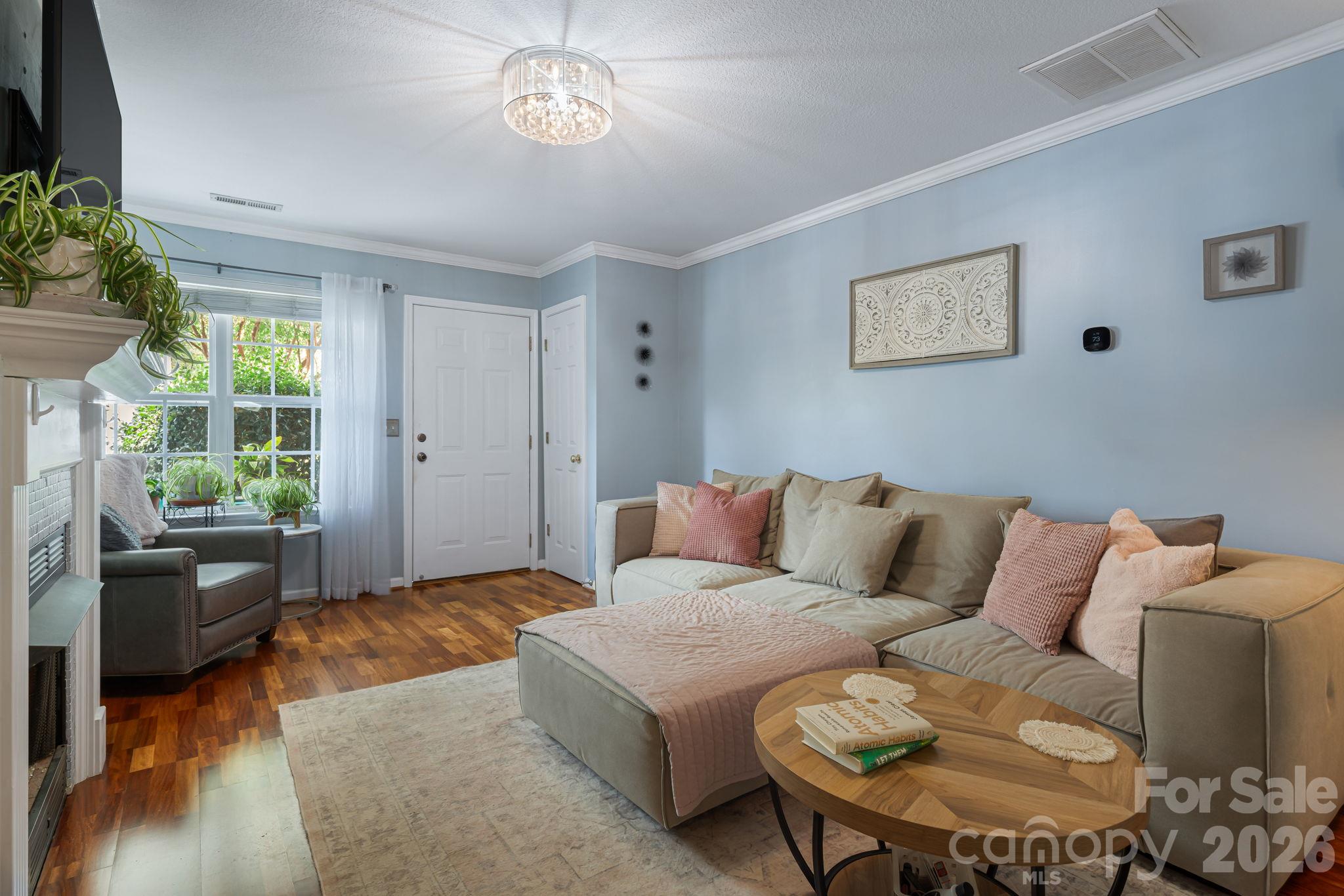 137 Wiltshire Circle Property Photo 6