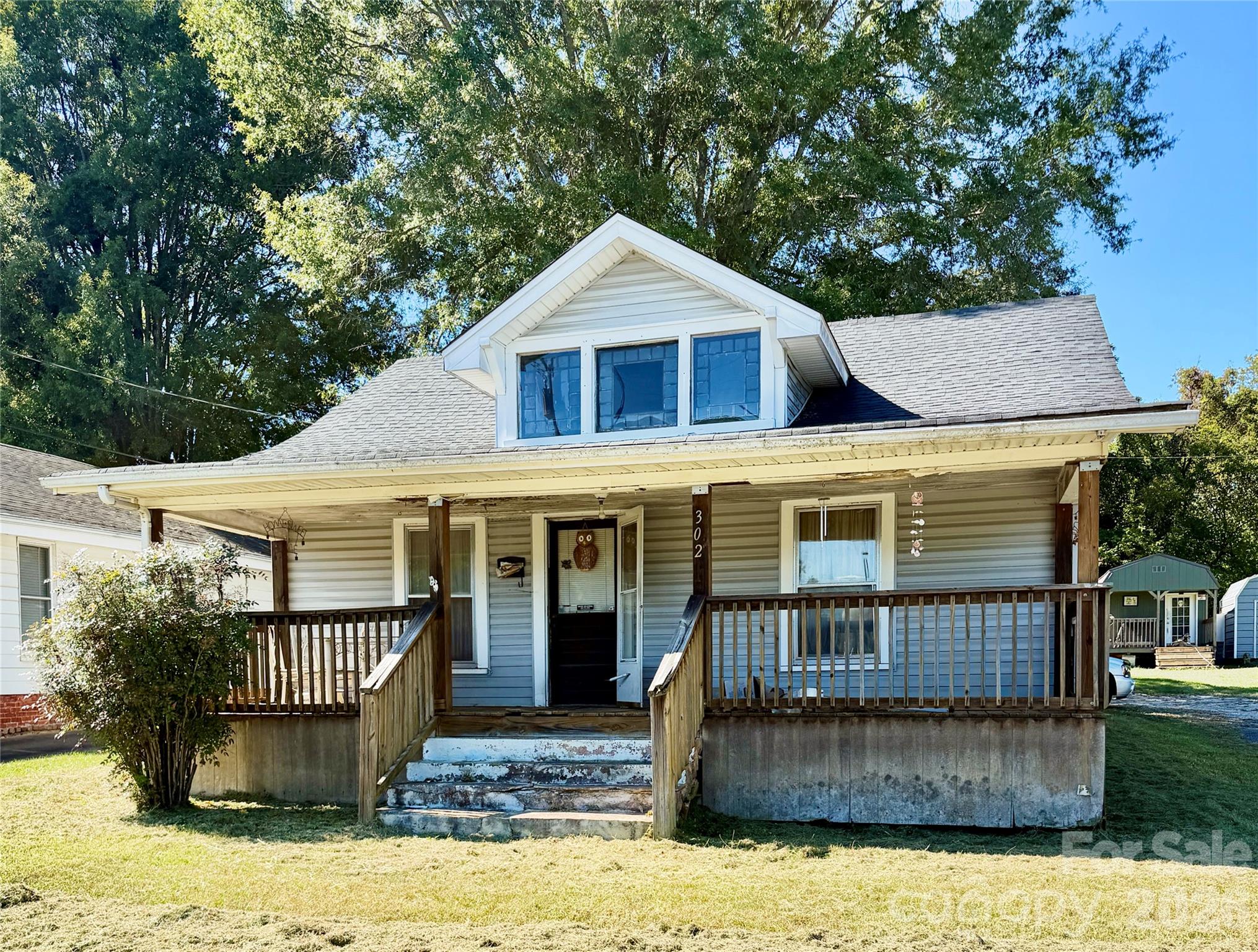 302 33rd Street Property Photo 1
