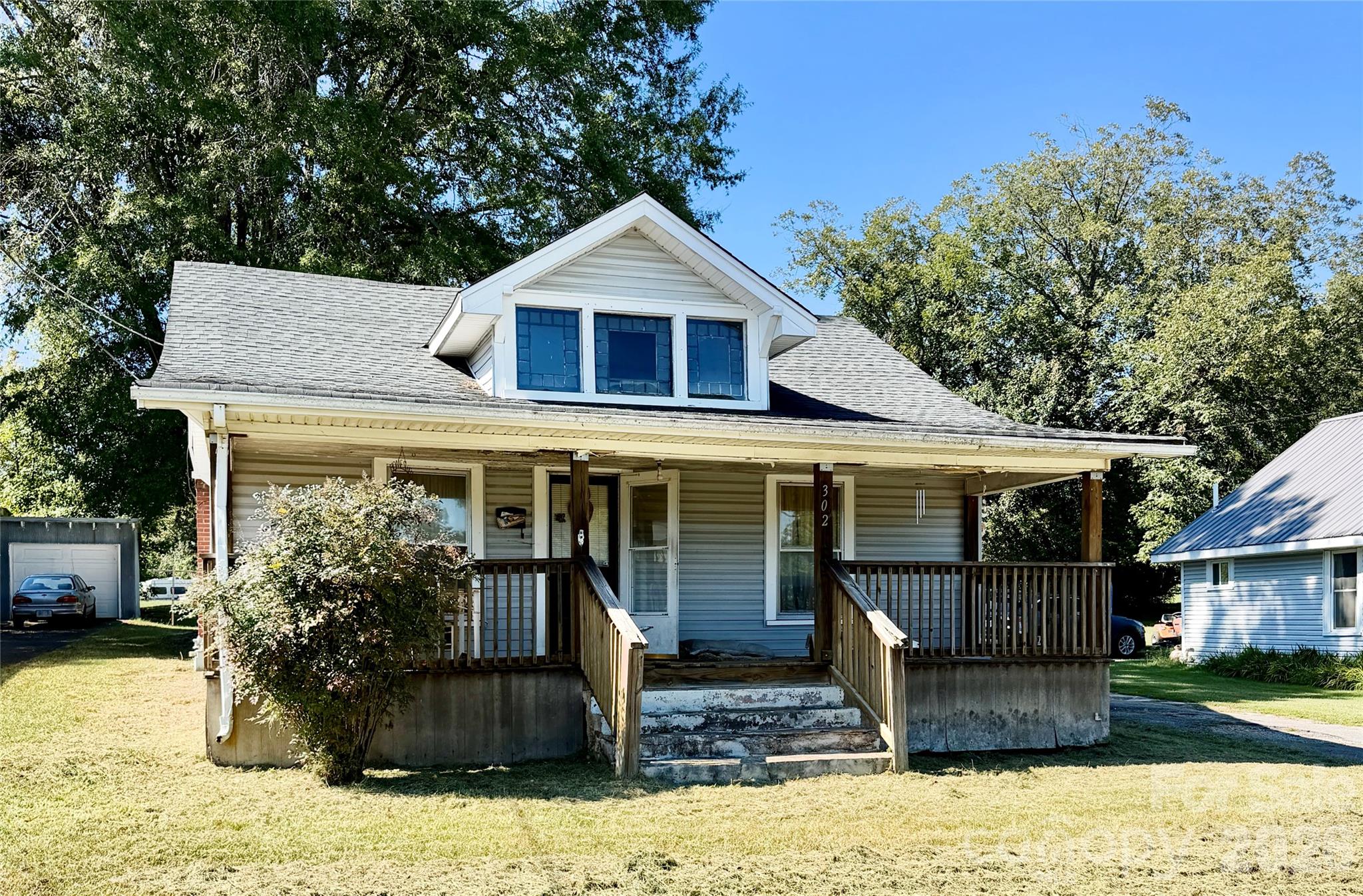 302 33rd Street Property Photo 2