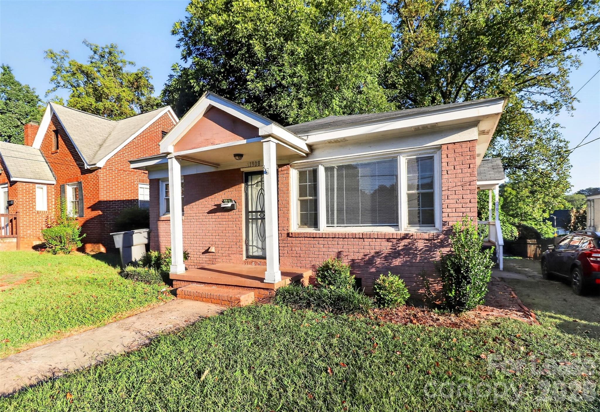 1908 Woodcrest Avenue Property Photo 2
