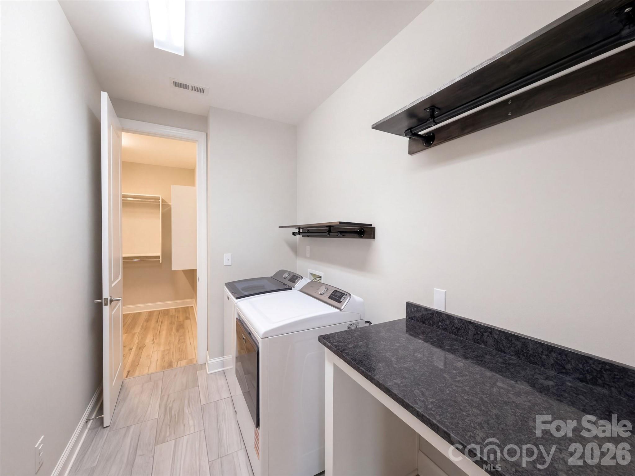 4237 Island Fox Lane Property Photo 14