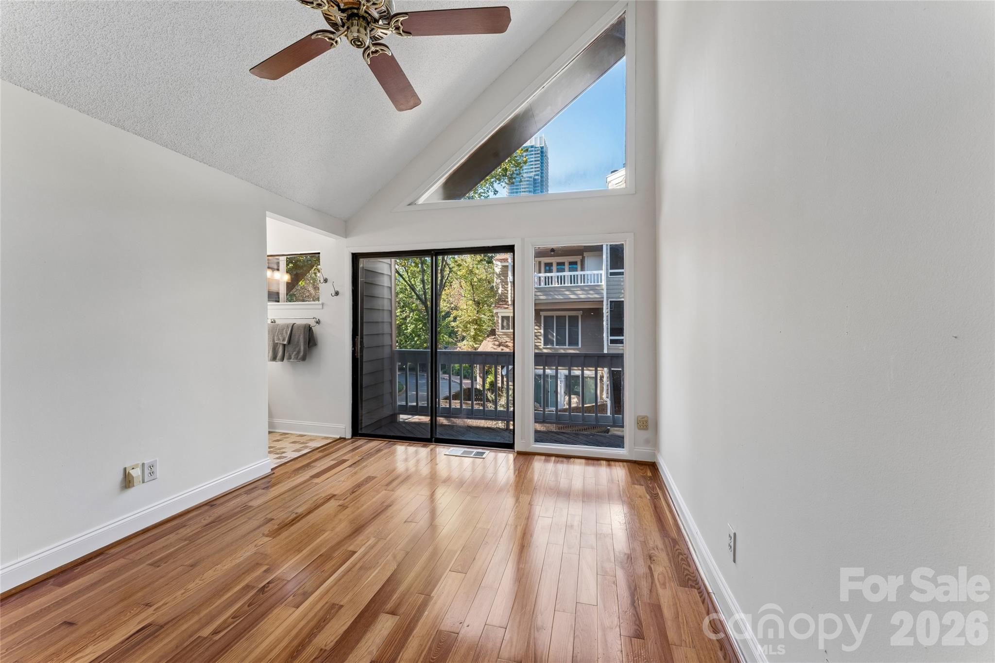 422 W 8th Street Property Photo 4