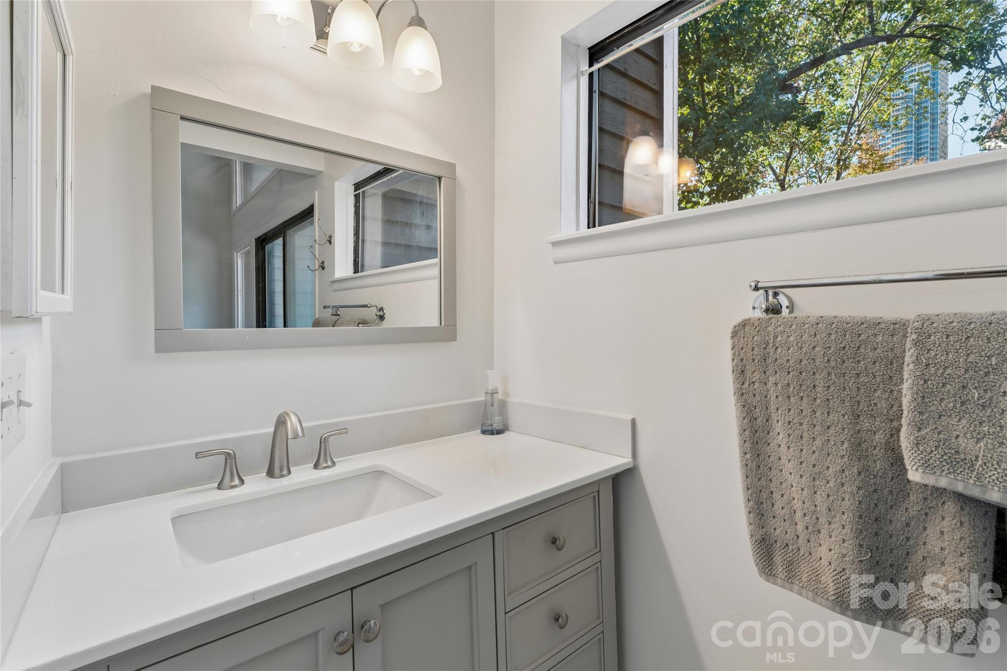 422 W 8th Street Property Photo 7