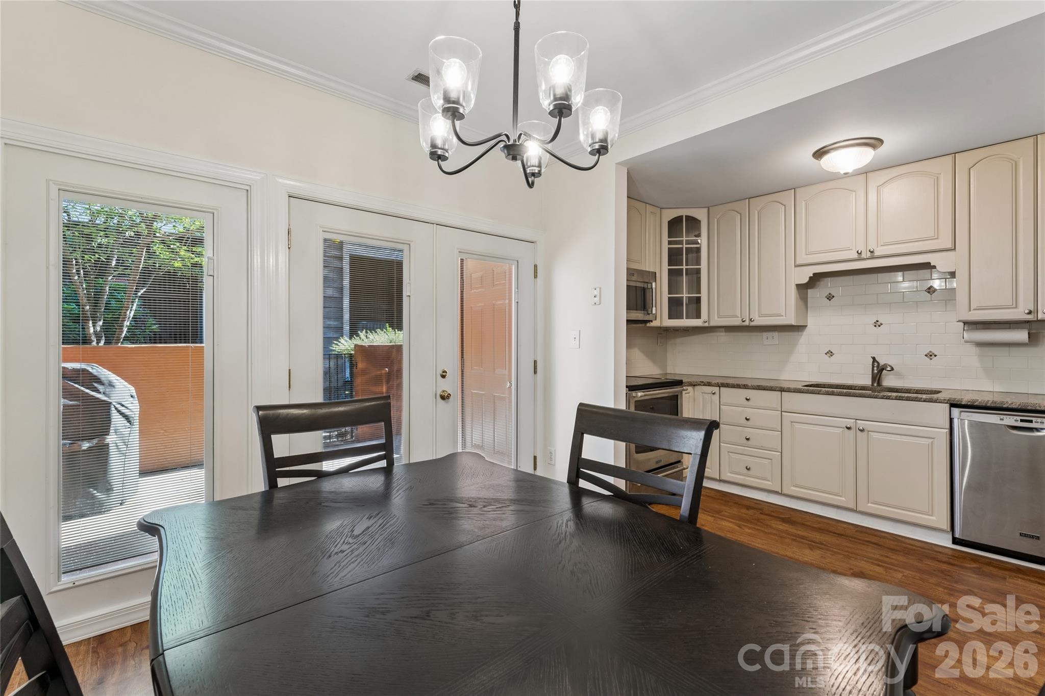 422 W 8th Street Property Photo 22