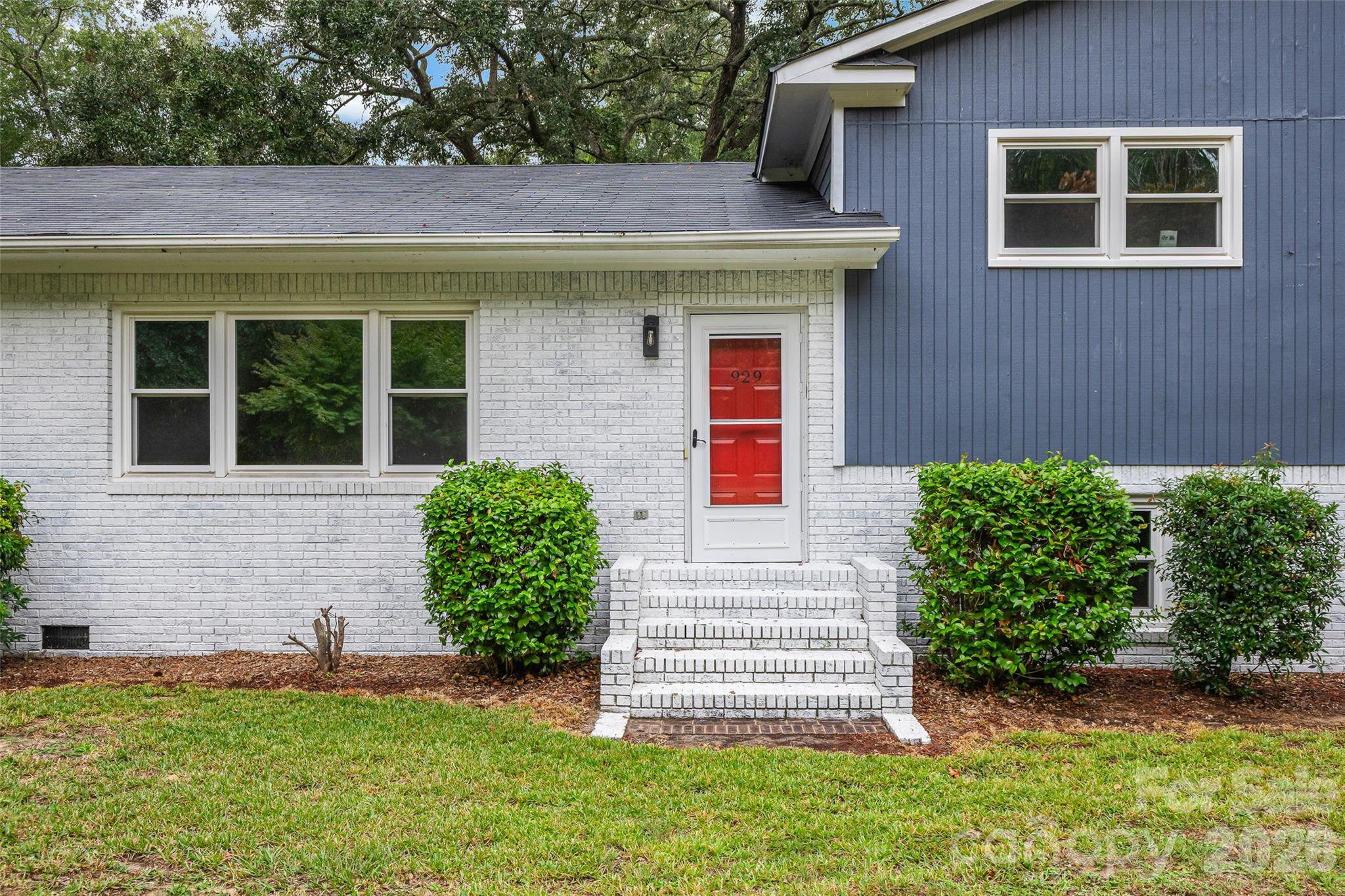 929 E Leonard Street Property Photo 4