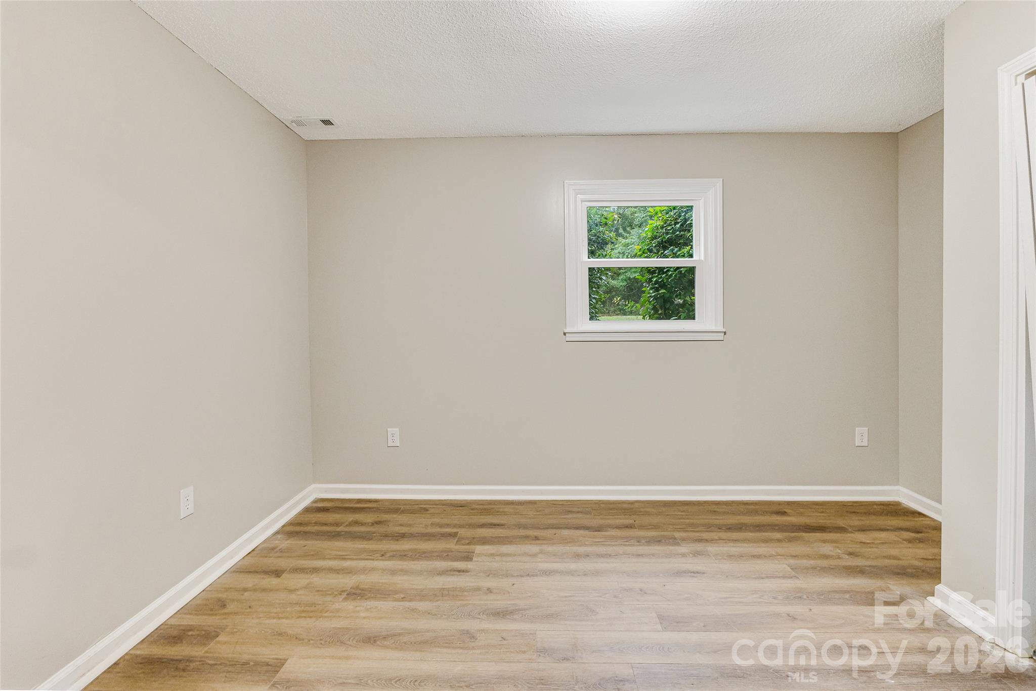 929 E Leonard Street Property Photo 27