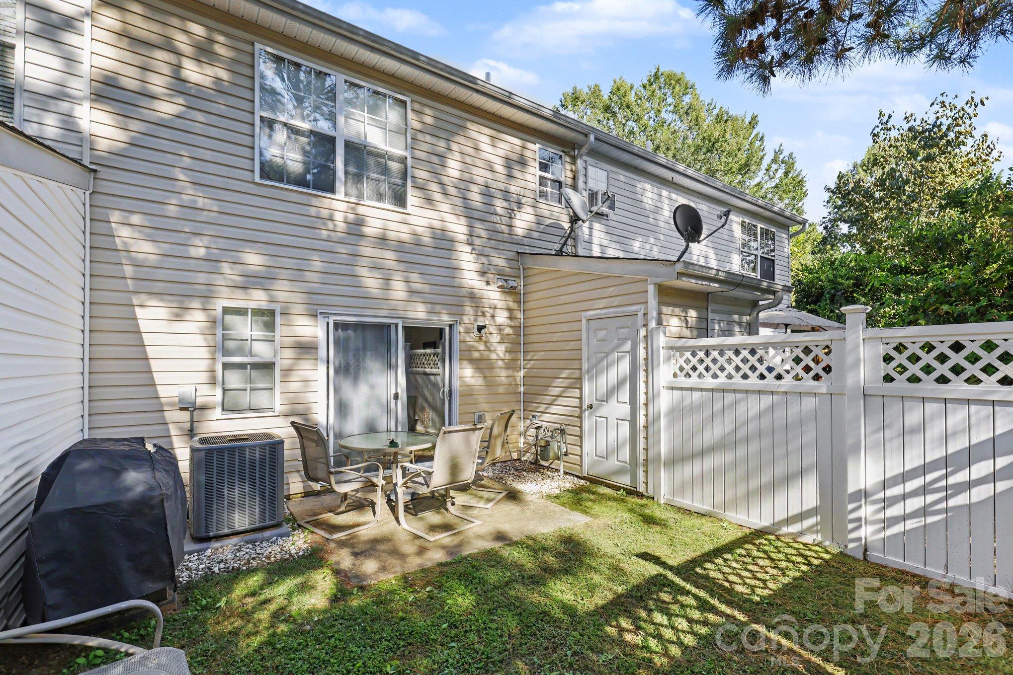 12732 Hennigan Place Lane Property Photo 2