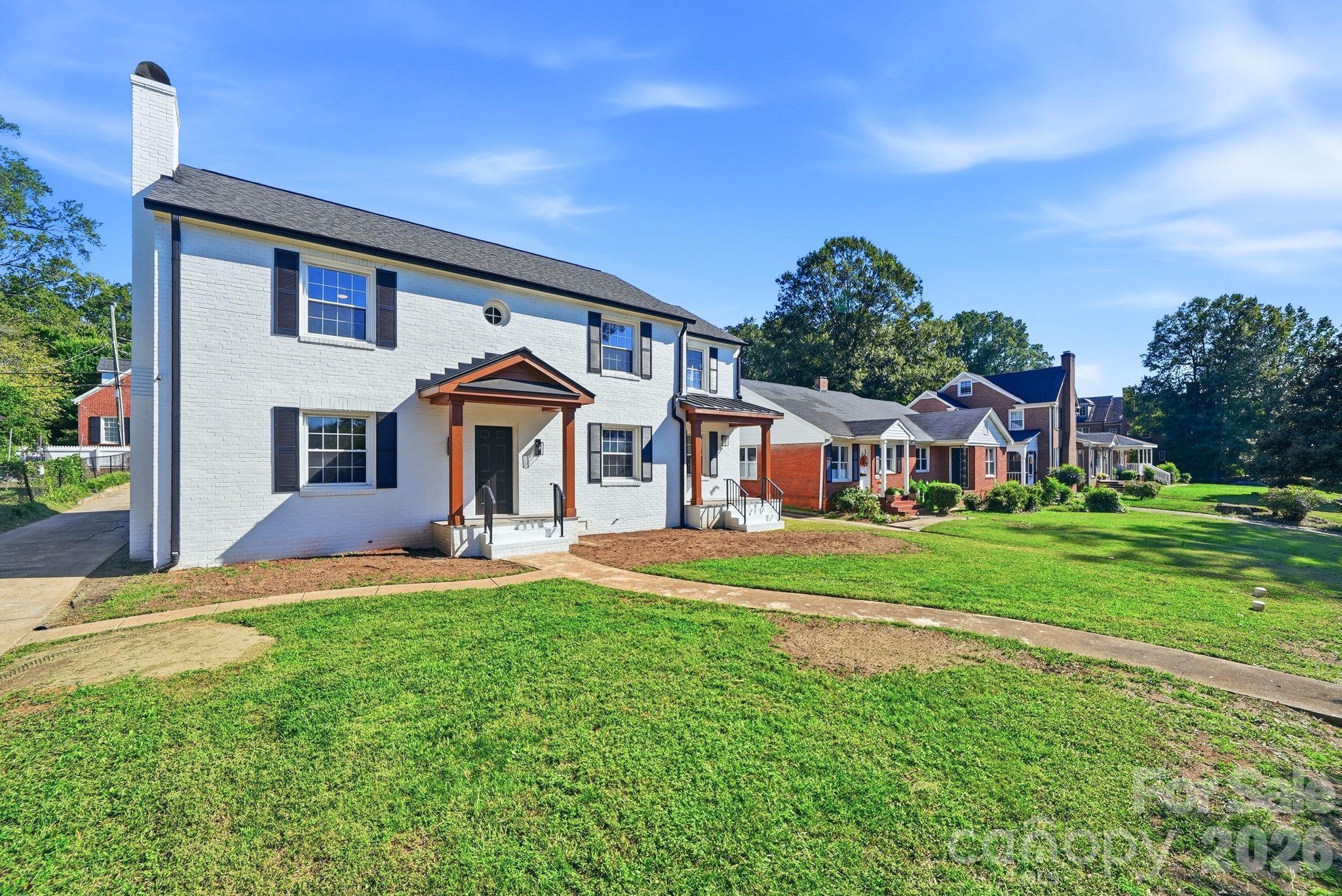 1307 S Kings Drive Property Photo 3