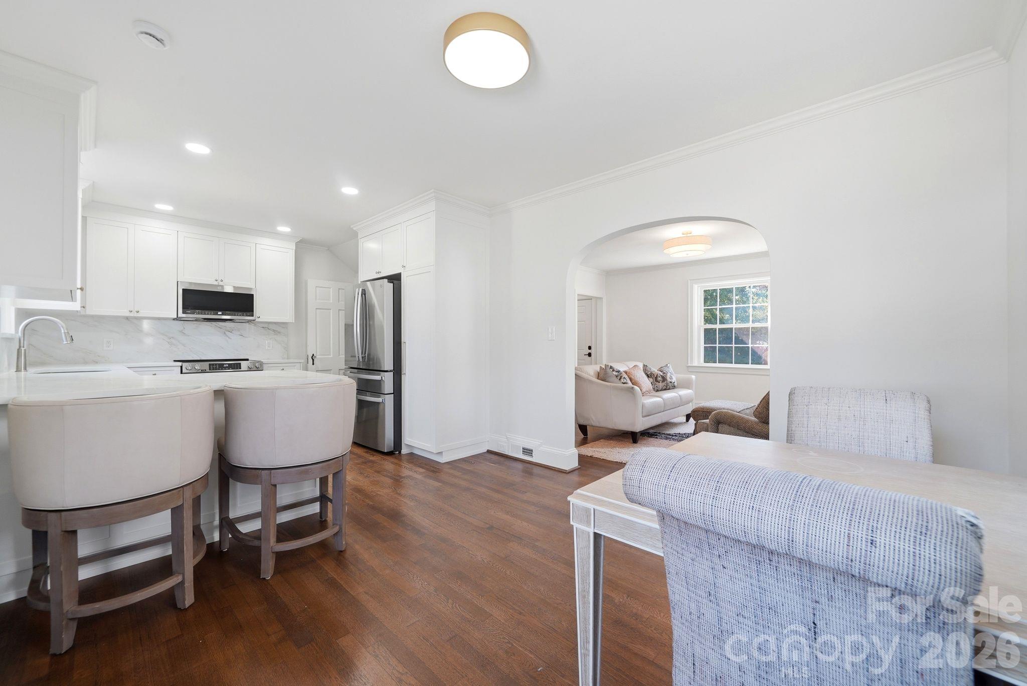 1307 S Kings Drive Property Photo 8