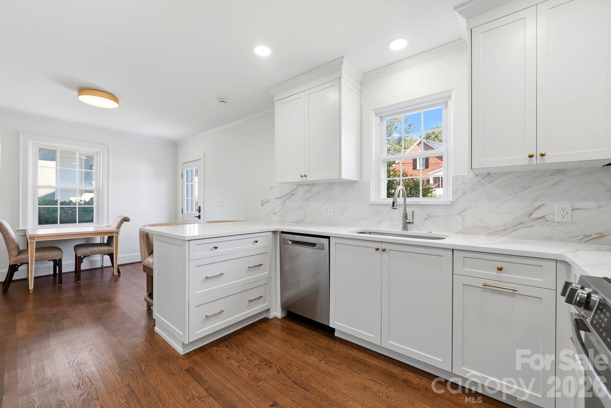 1307 S Kings Drive Property Photo 9