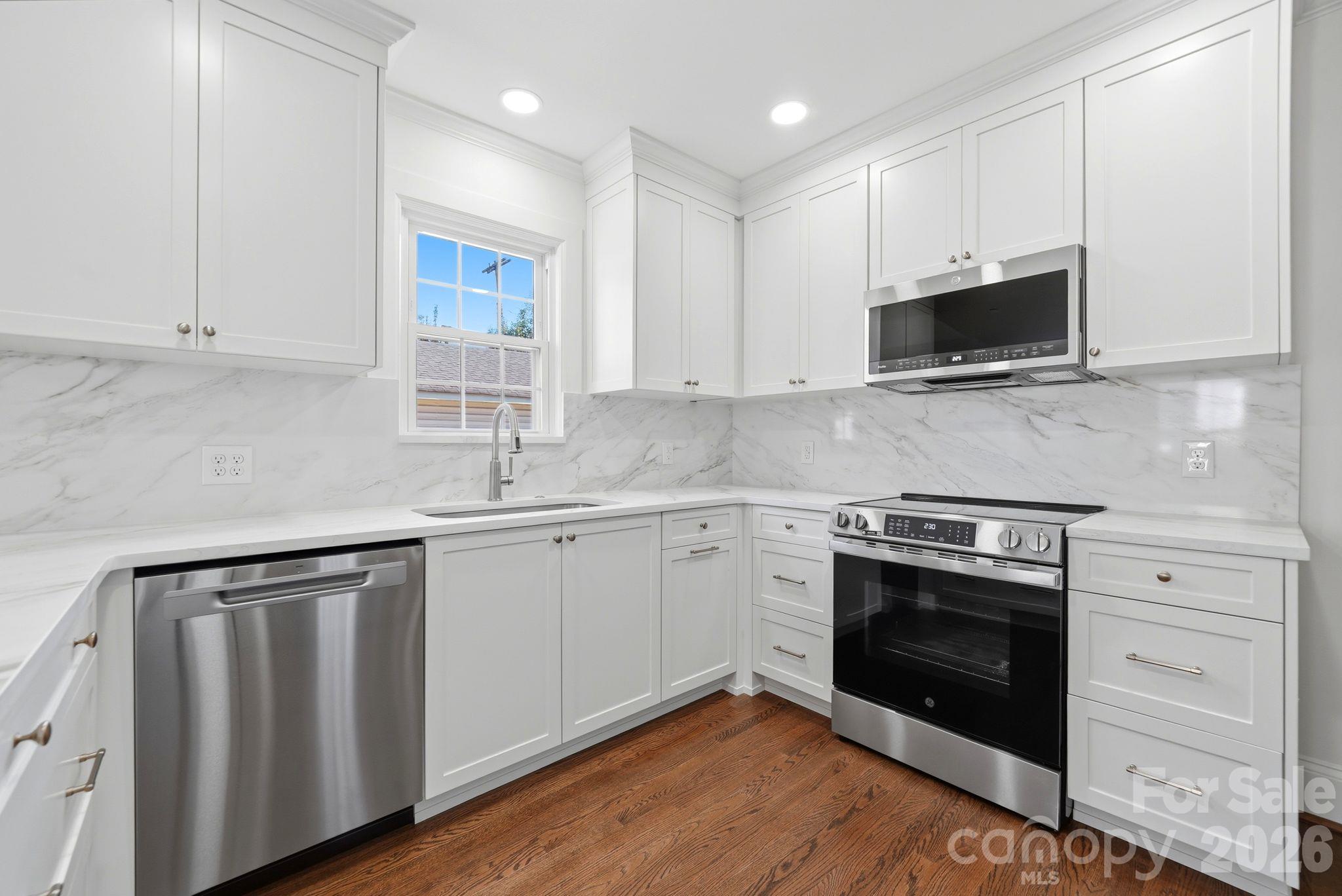 1307 S Kings Drive Property Photo 10