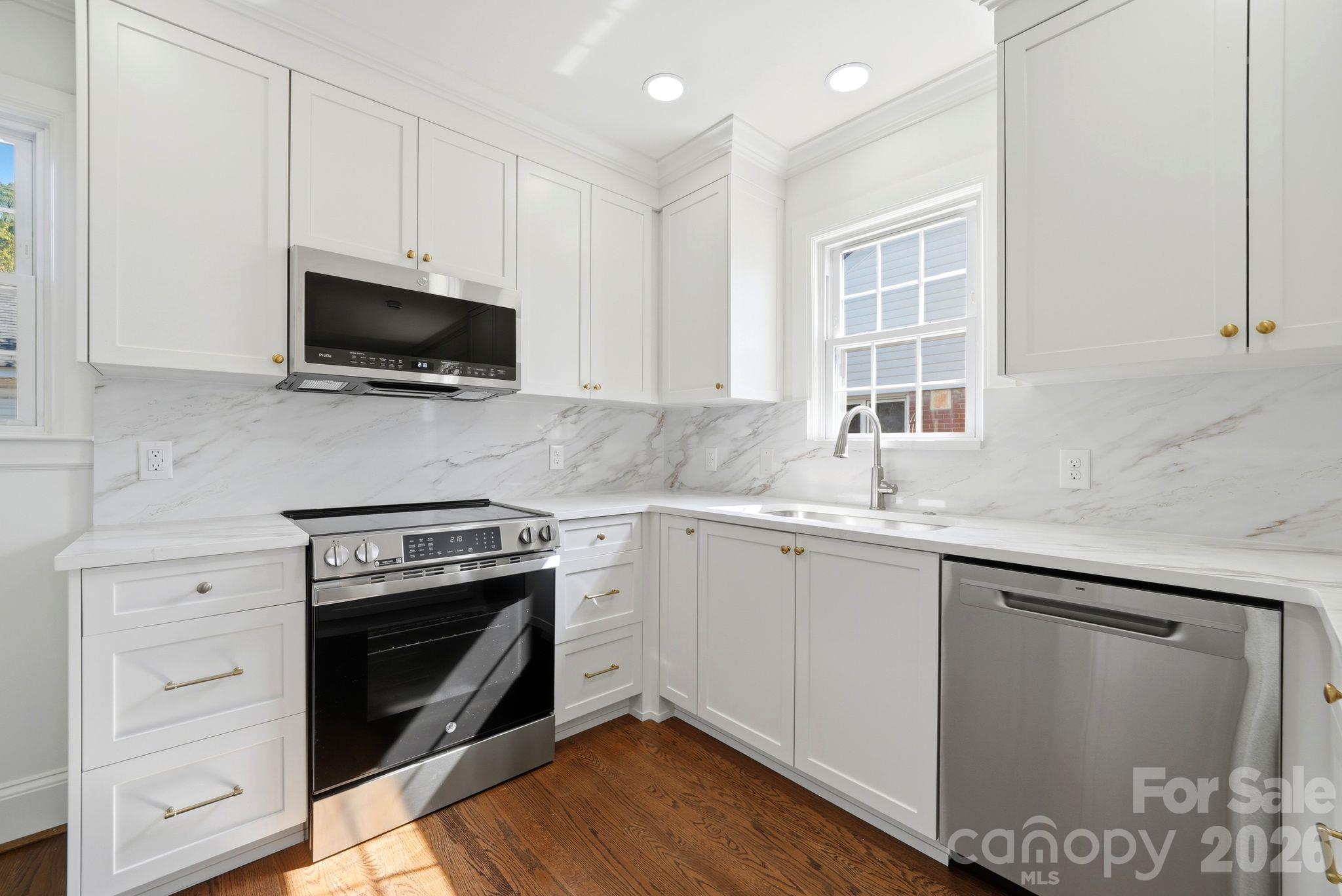 1307 S Kings Drive Property Photo 22