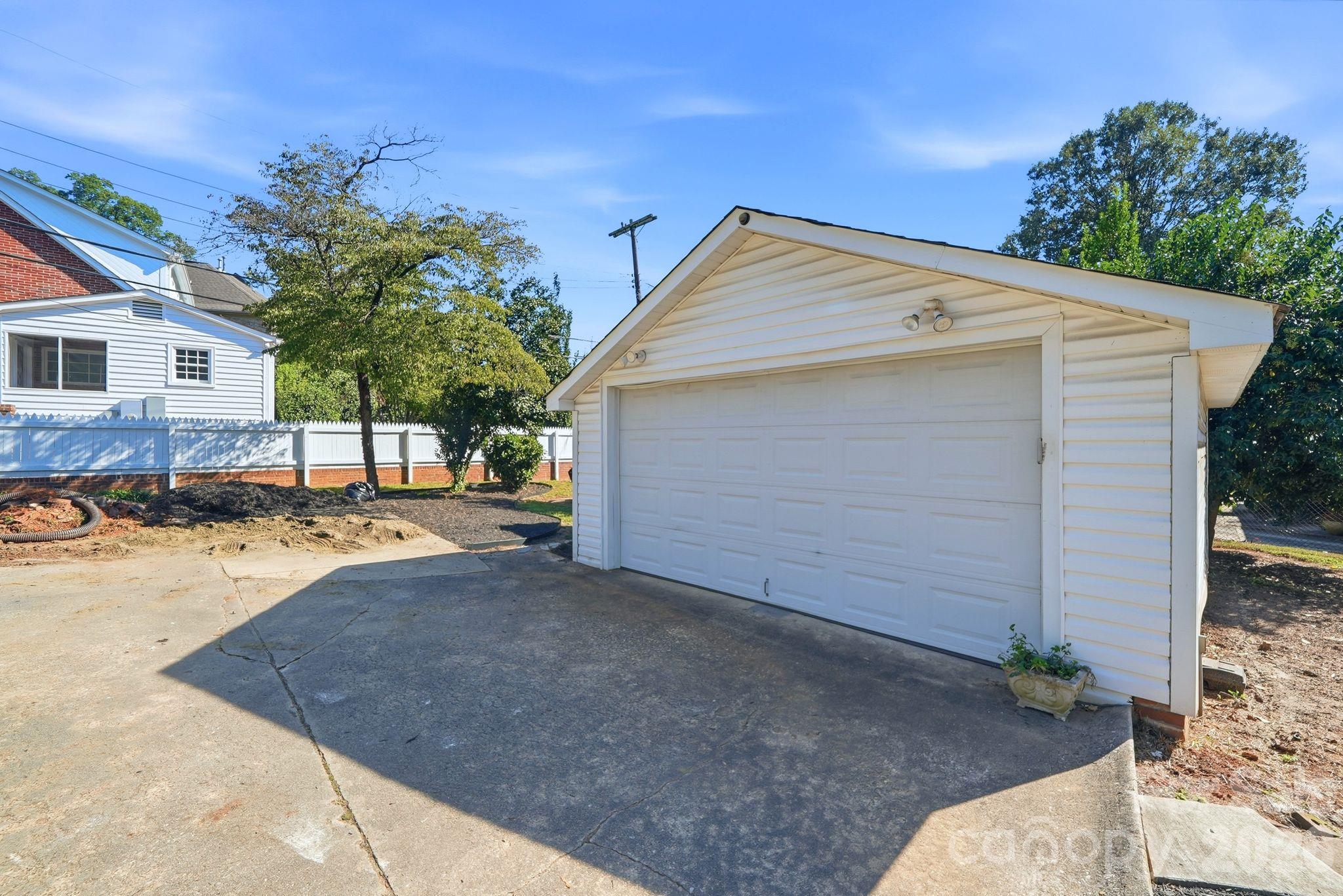 1307 S Kings Drive Property Photo 33