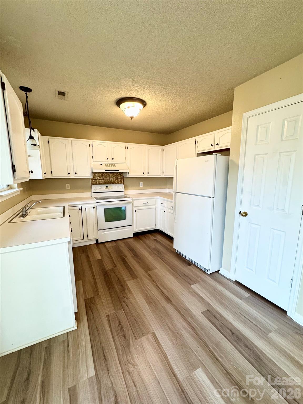 6010 Kenmore Lane Property Photo 4