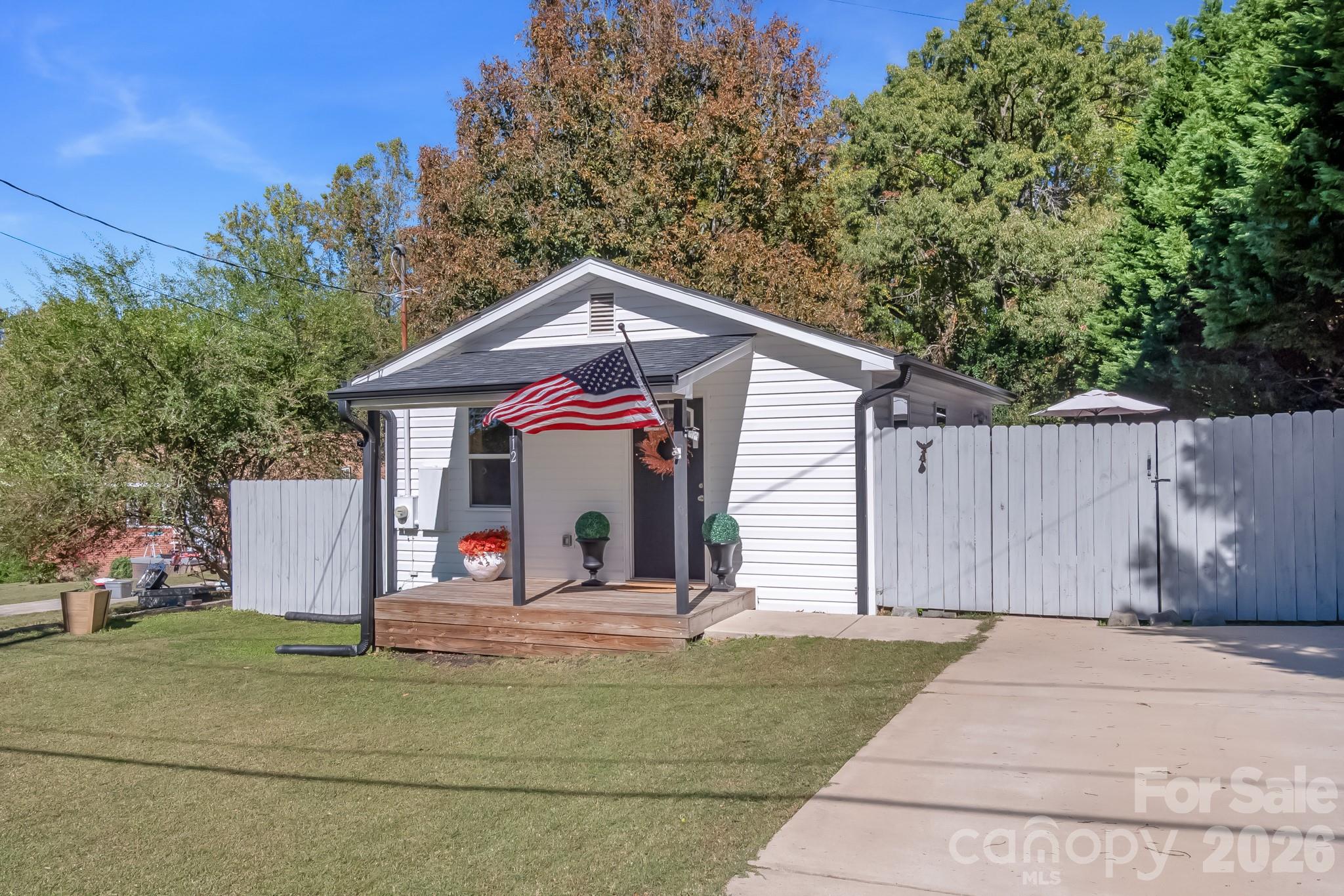 112 W Poplar Street Property Photo 2