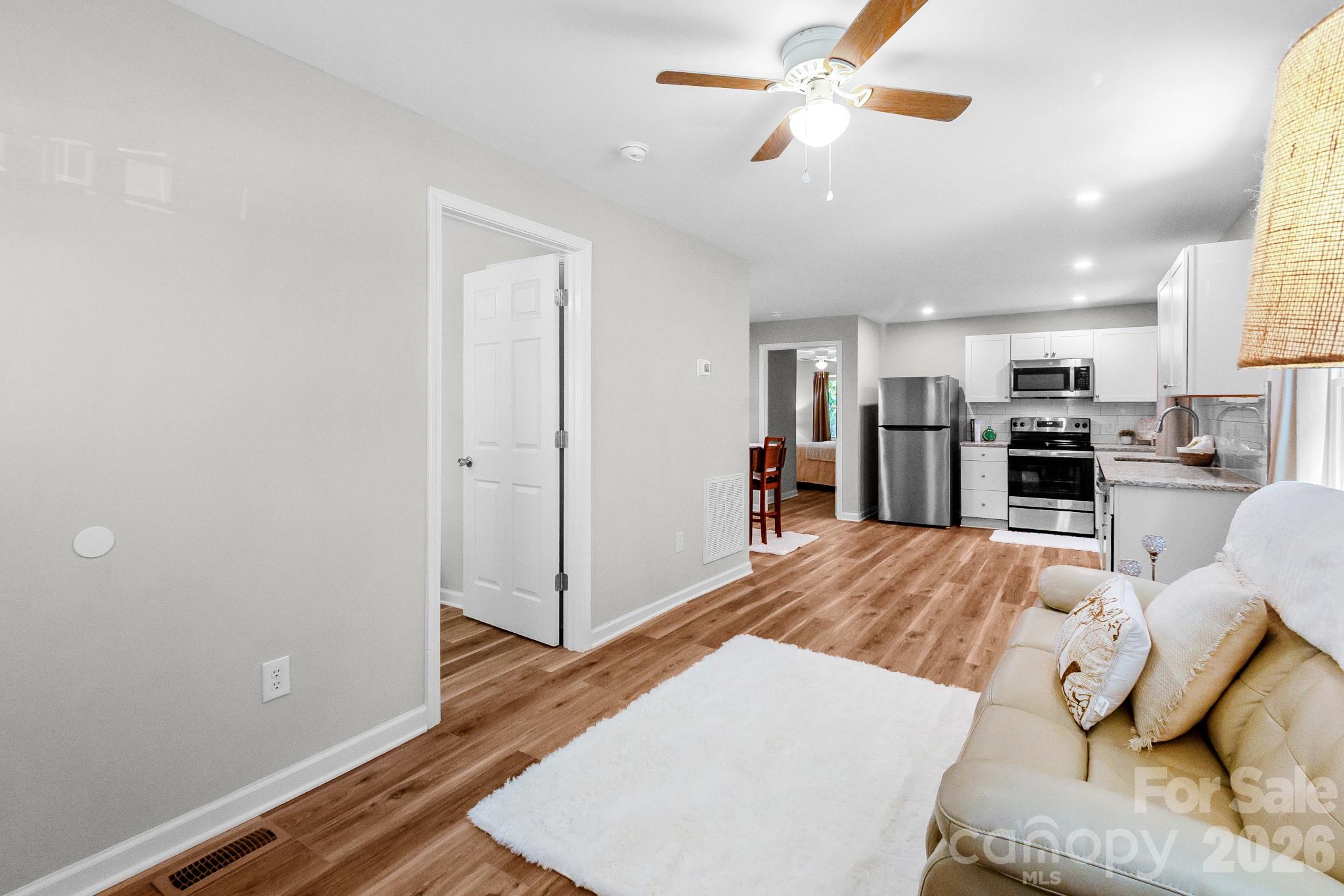 112 W Poplar Street Property Photo 8