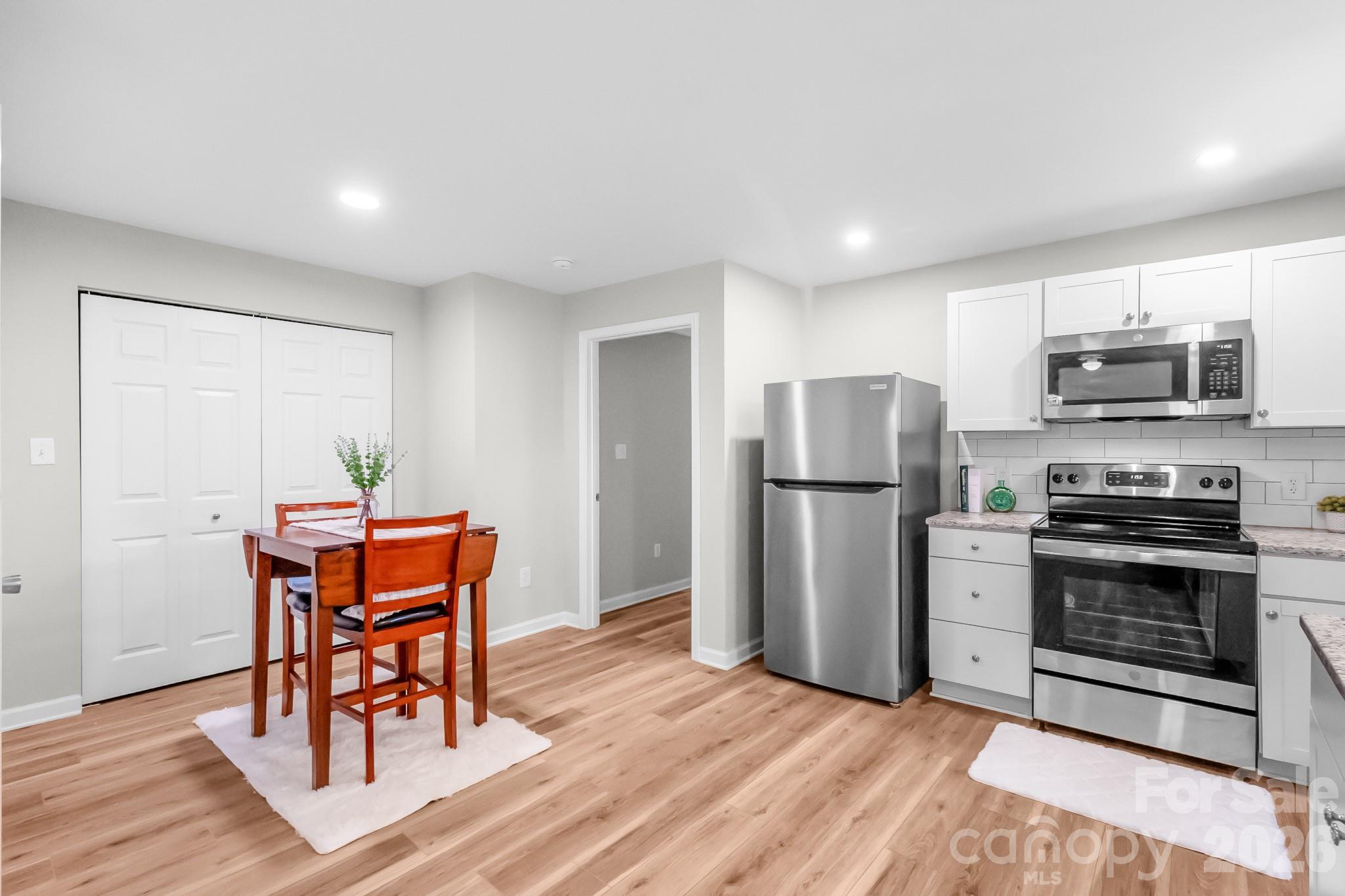 112 W Poplar Street Property Photo 16