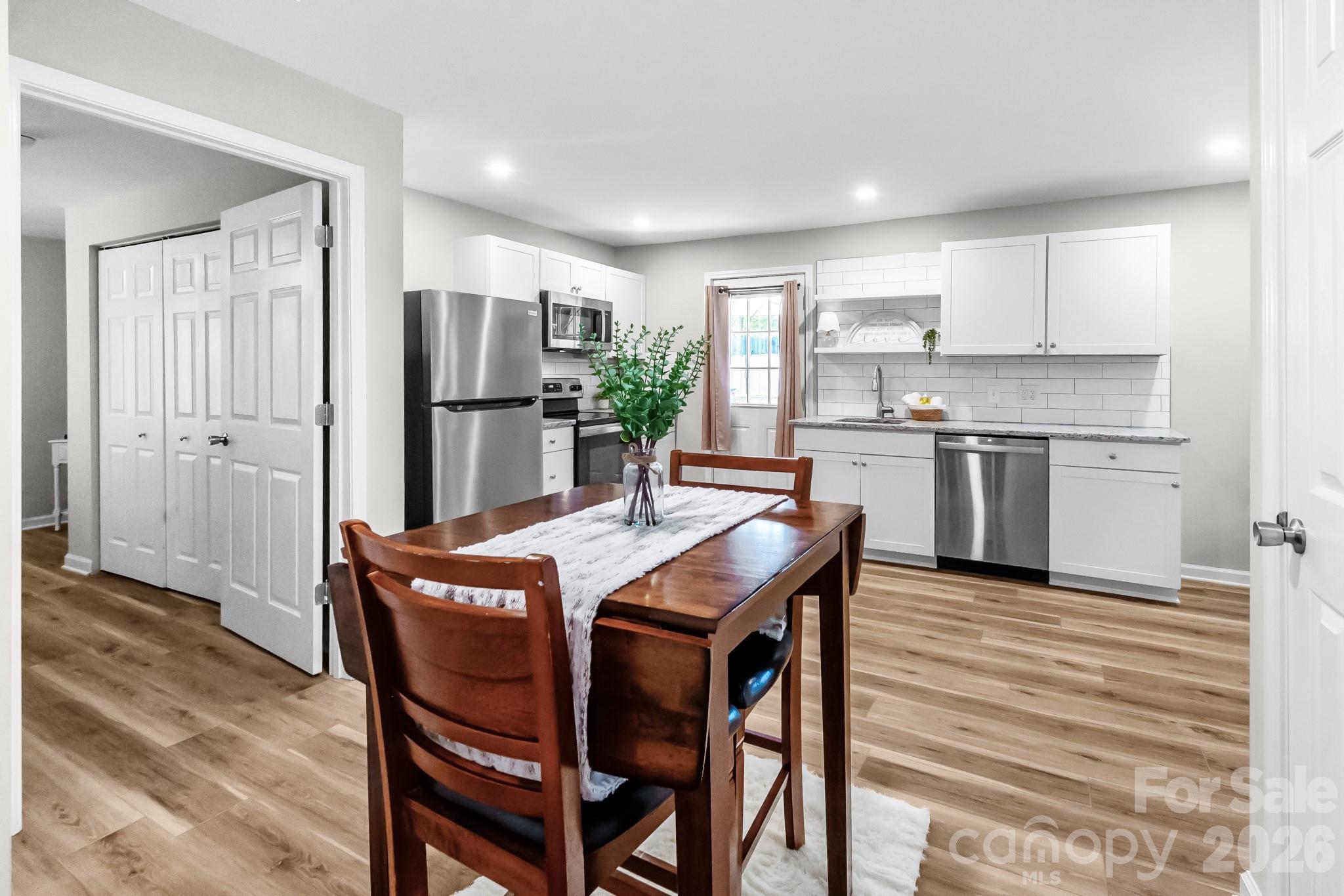 112 W Poplar Street Property Photo 19