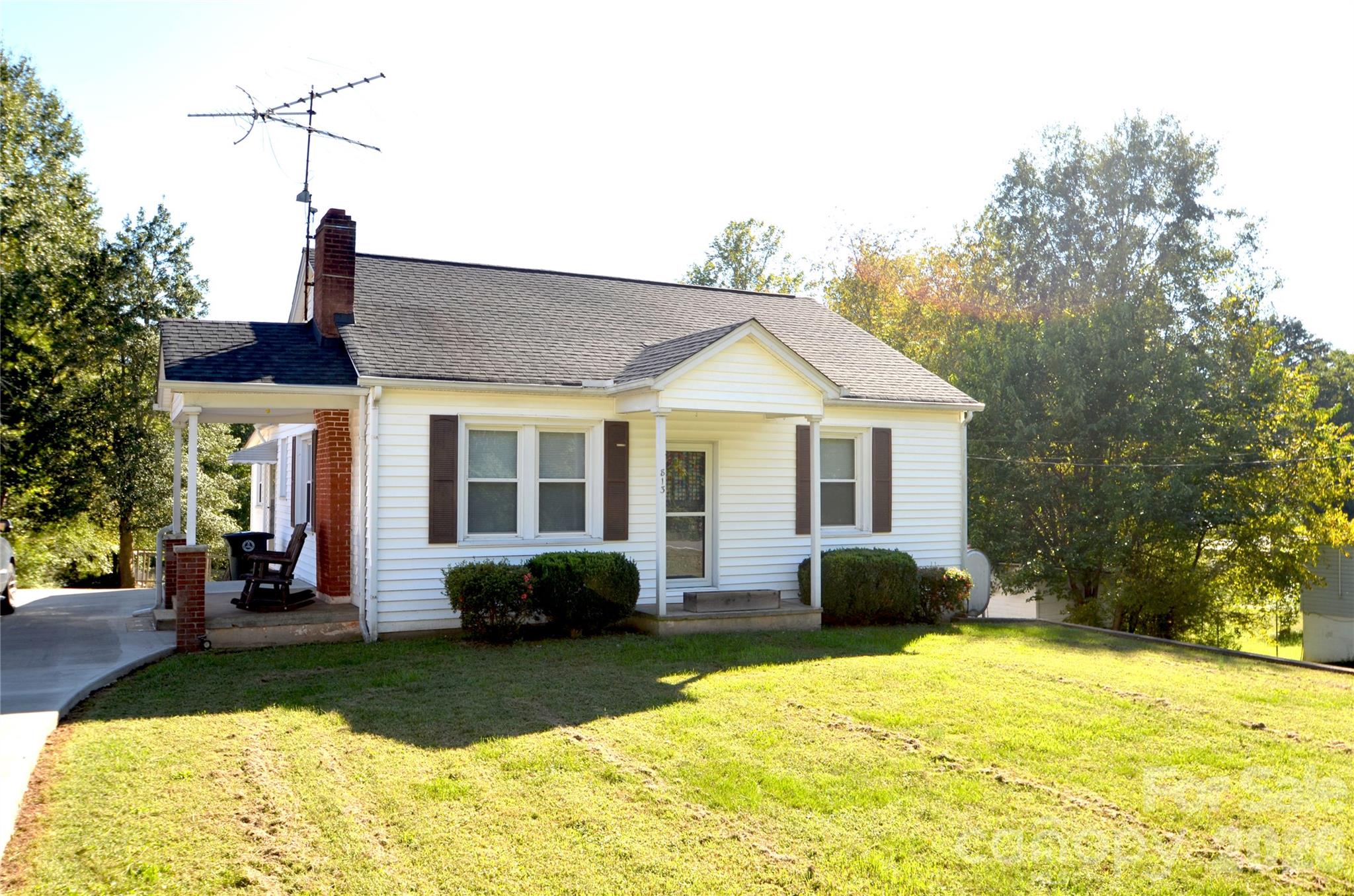813 Powell Avenue Property Photo 1