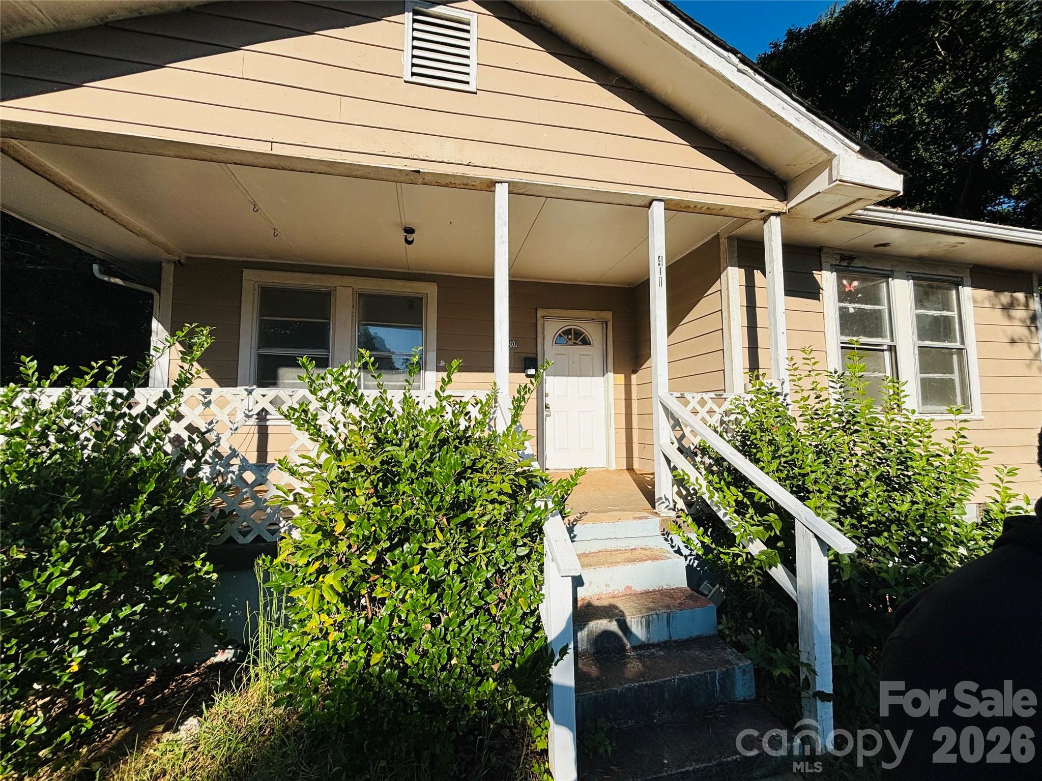 401 S Hill Street Property Photo 3