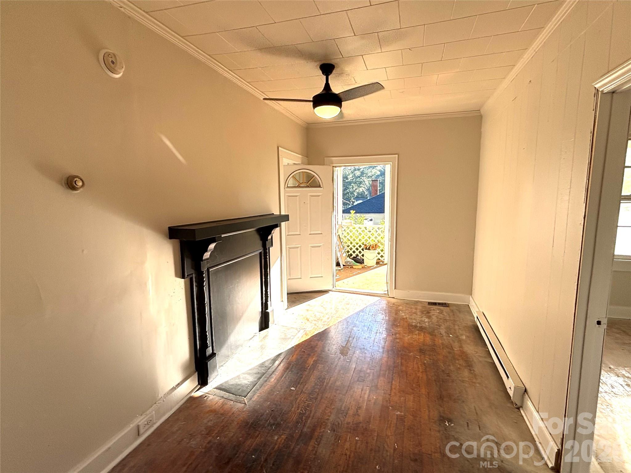 401 S Hill Street Property Photo 7
