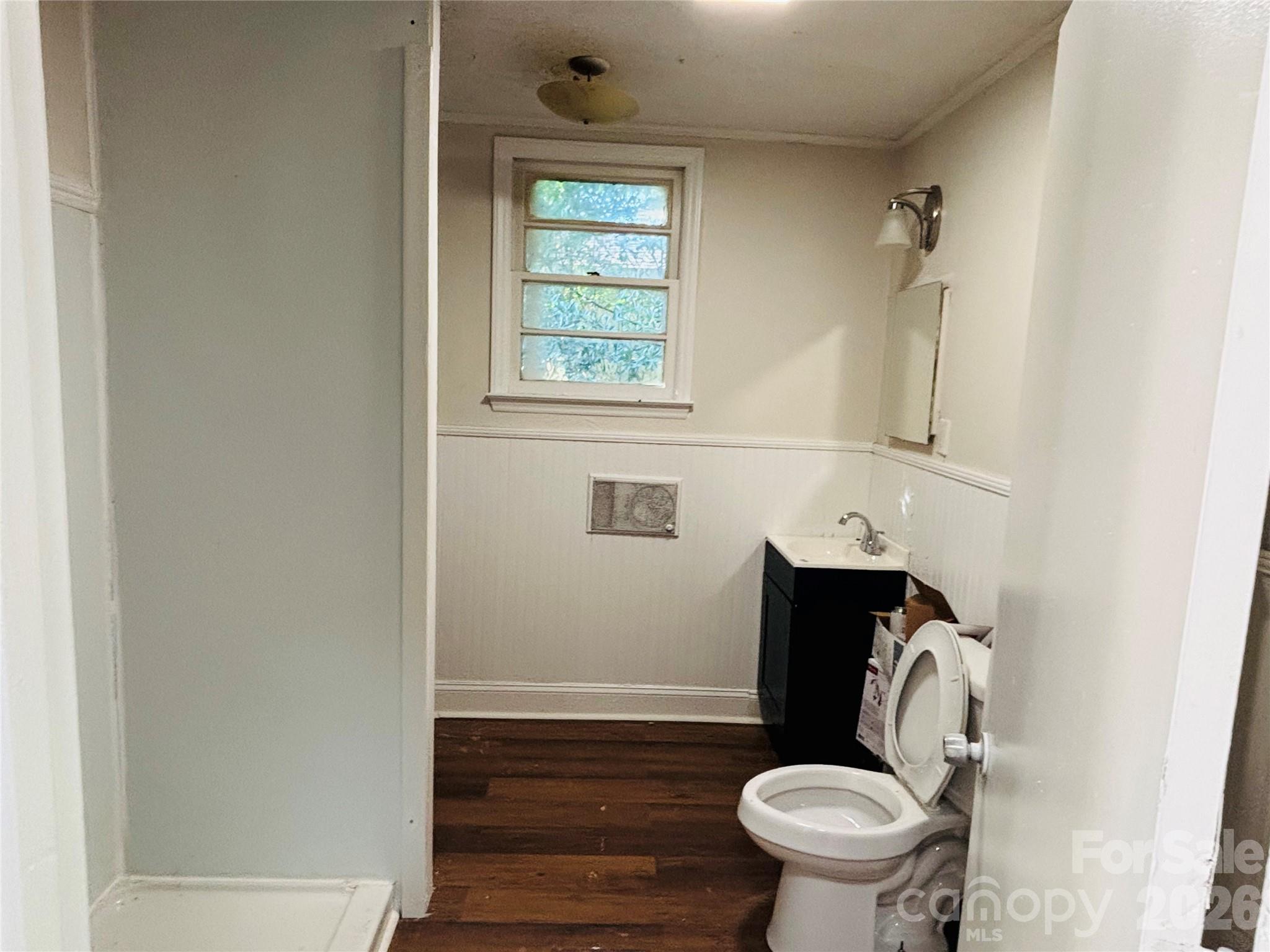401 S Hill Street Property Photo 10