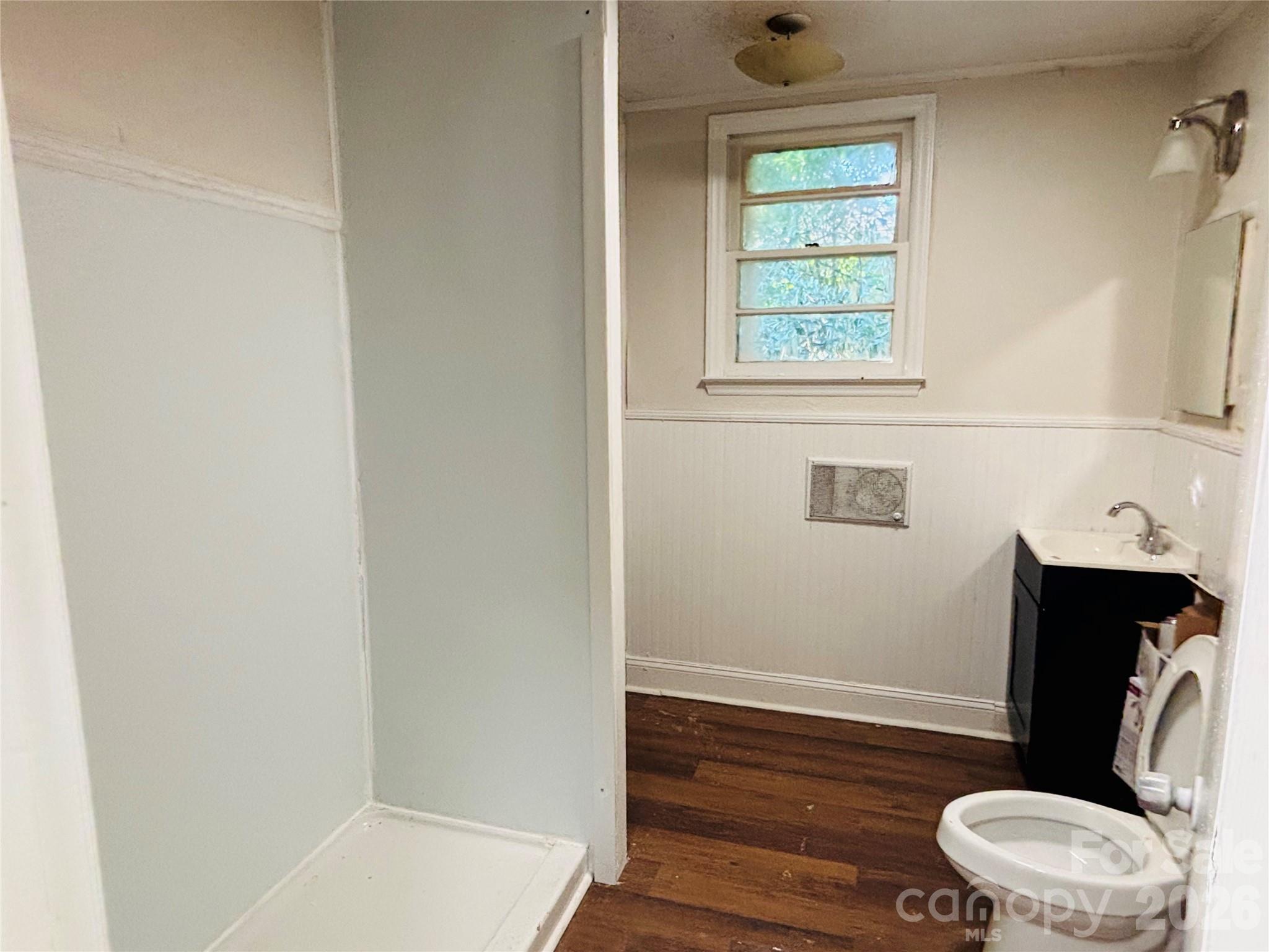 401 S Hill Street Property Photo 11
