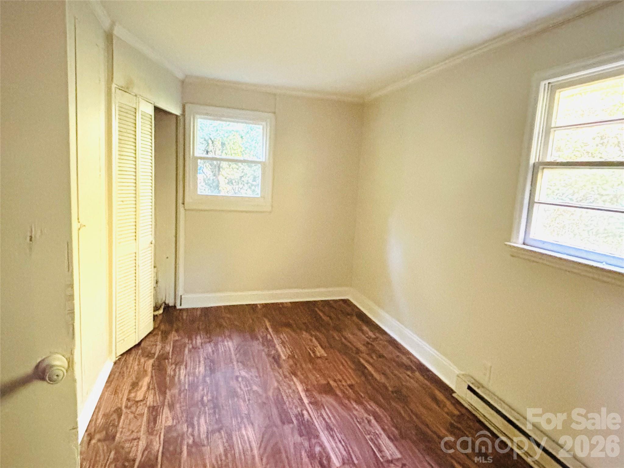 401 S Hill Street Property Photo 14