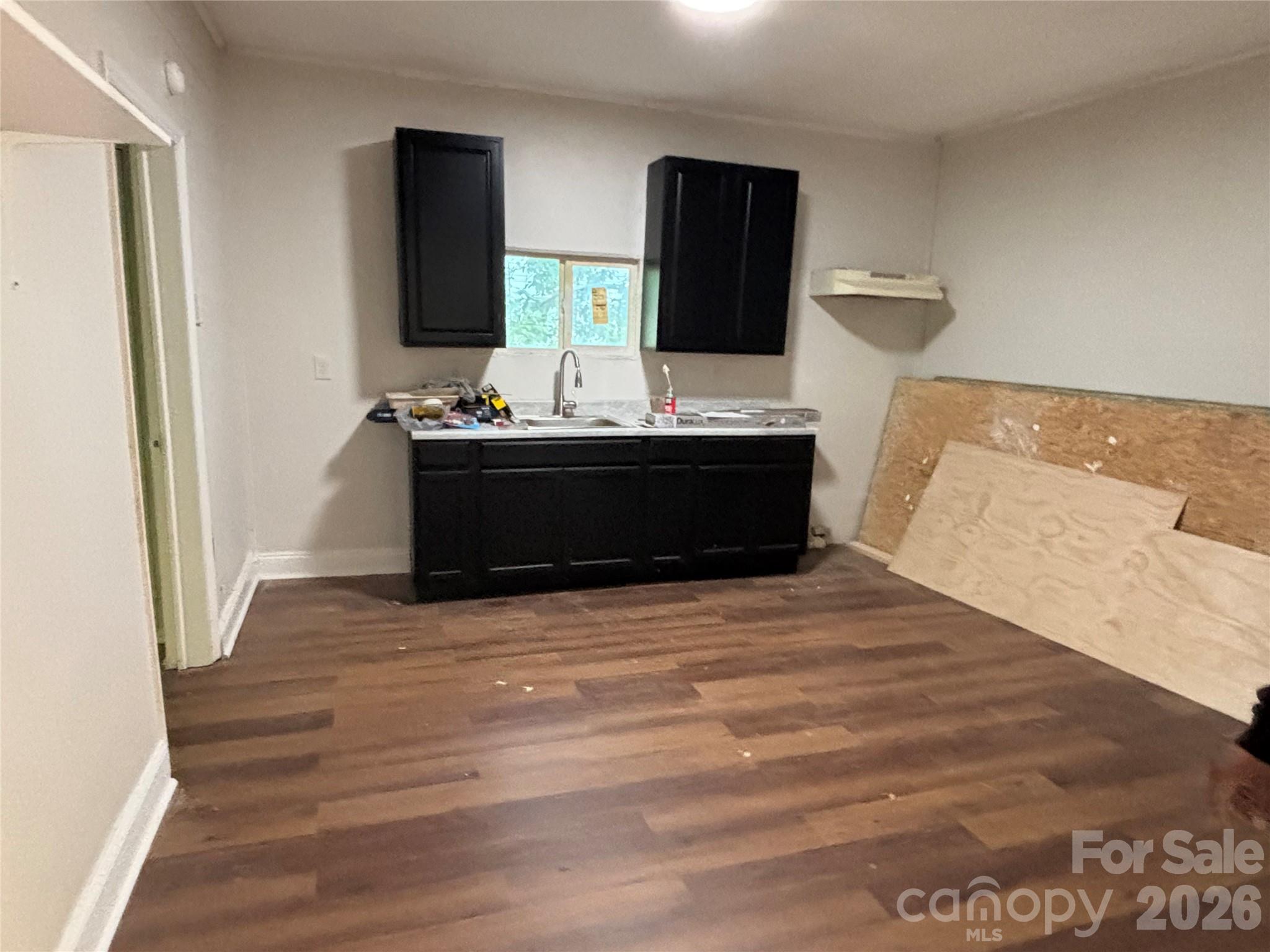 401 S Hill Street Property Photo 15