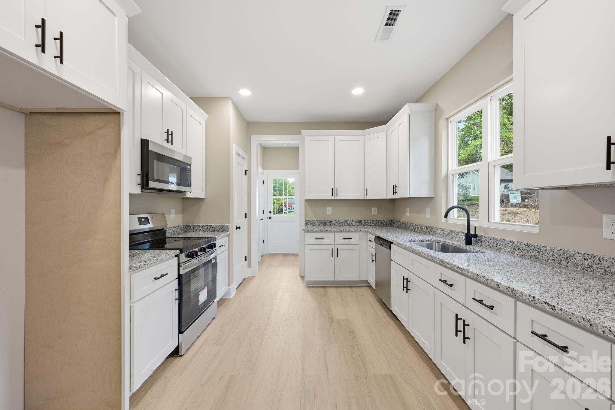 1032 Sycamore Avenue Property Photo 4